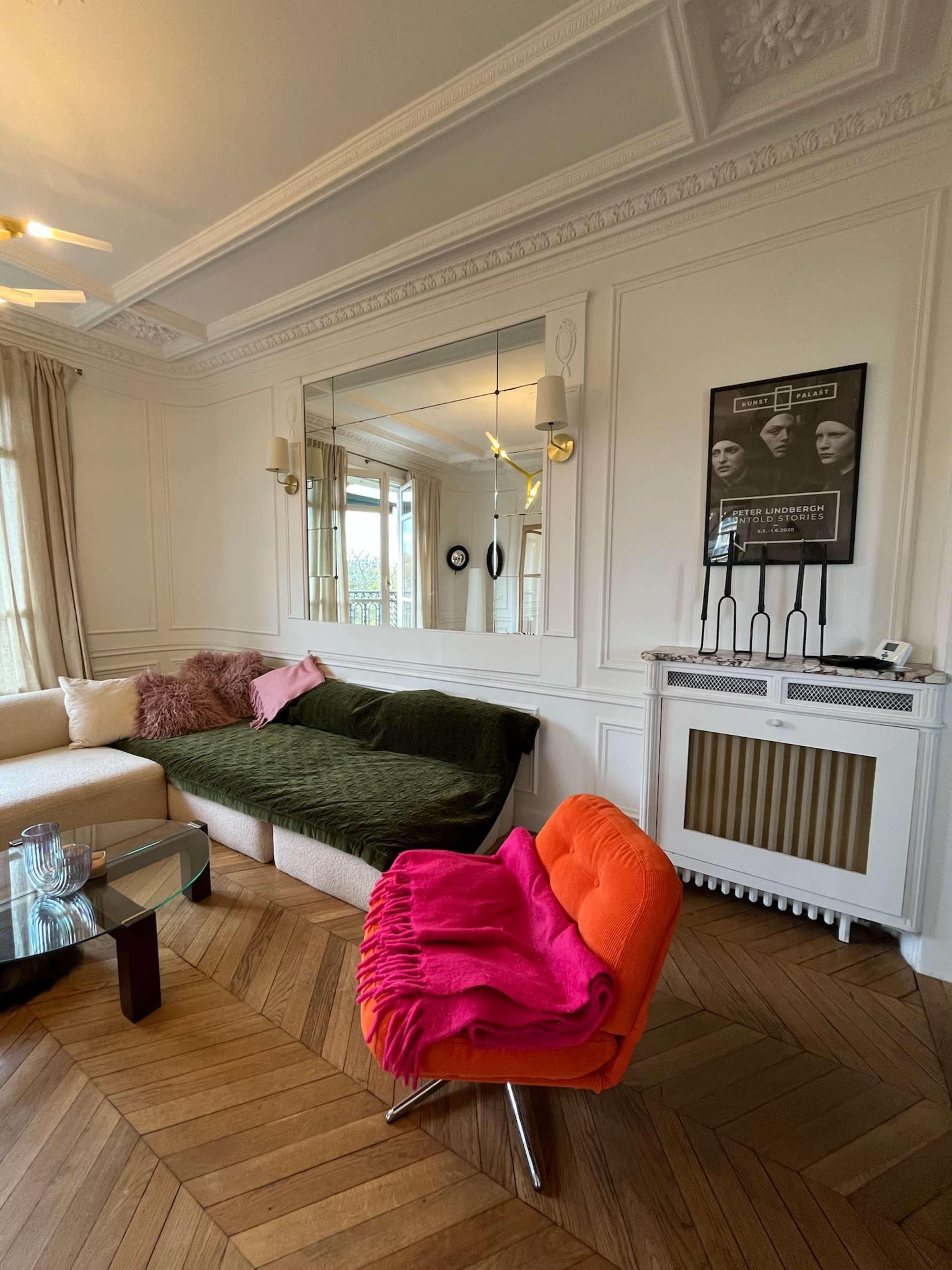 Appartement haussmannien rénové, lumière naturelle & calme absolu — moulures, cachet historique, vue Buttes-Chaumont. Image in Jaurès, Paris