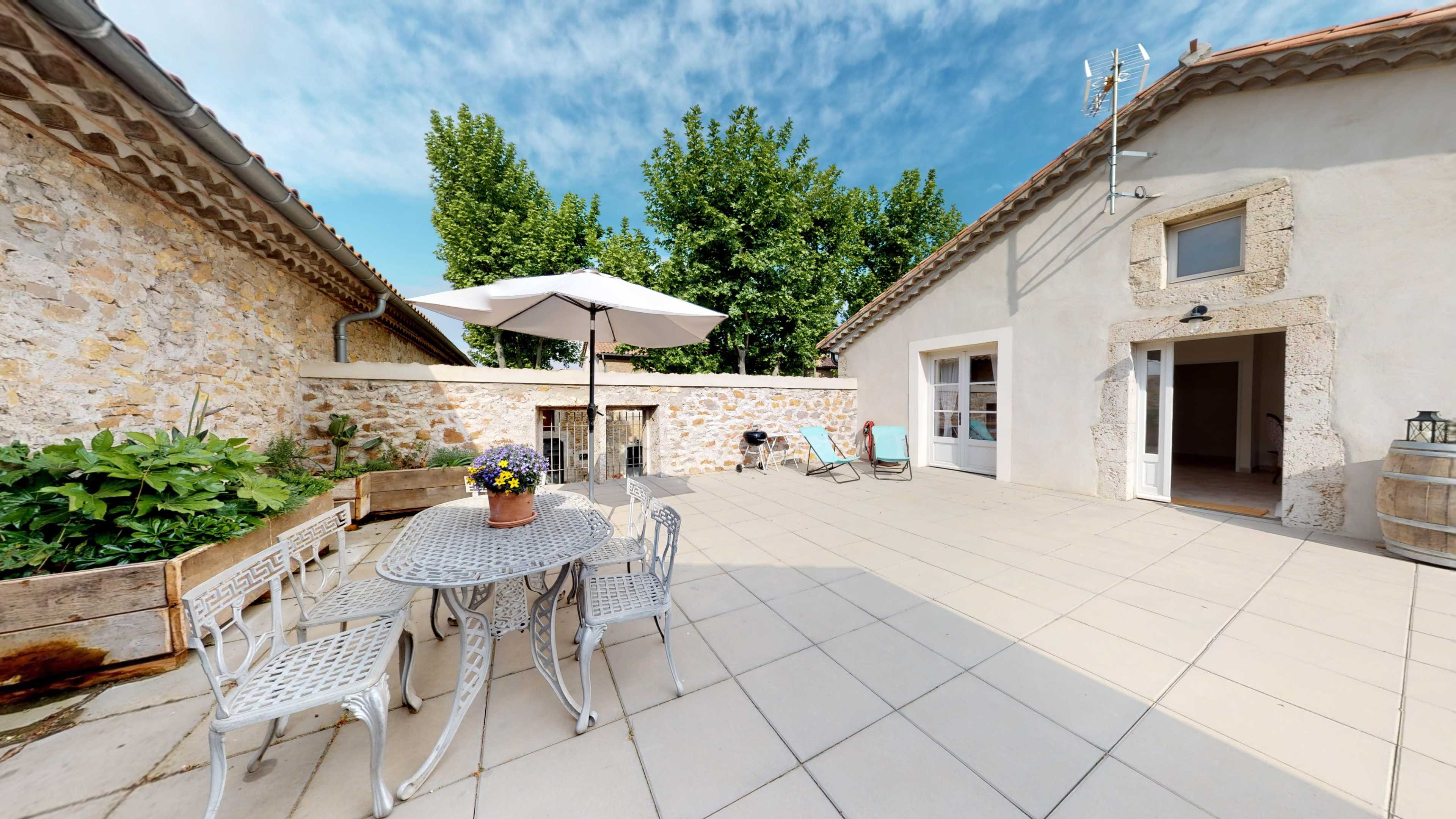 Ancien domaine viticole réhabilité en 5 appartements 4 & 5 étoiles Image in , FABREZAN