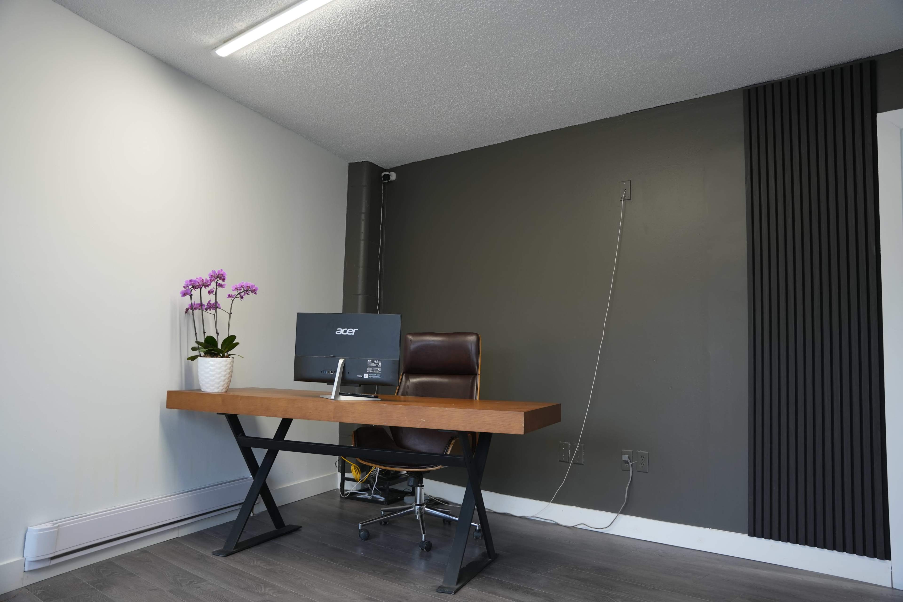 The studio is located just 1 minute from the highway in North Vancouver. Excellent accessibility and free parking for your vehicle. Image in North Vancouver, North Vancouver, BC