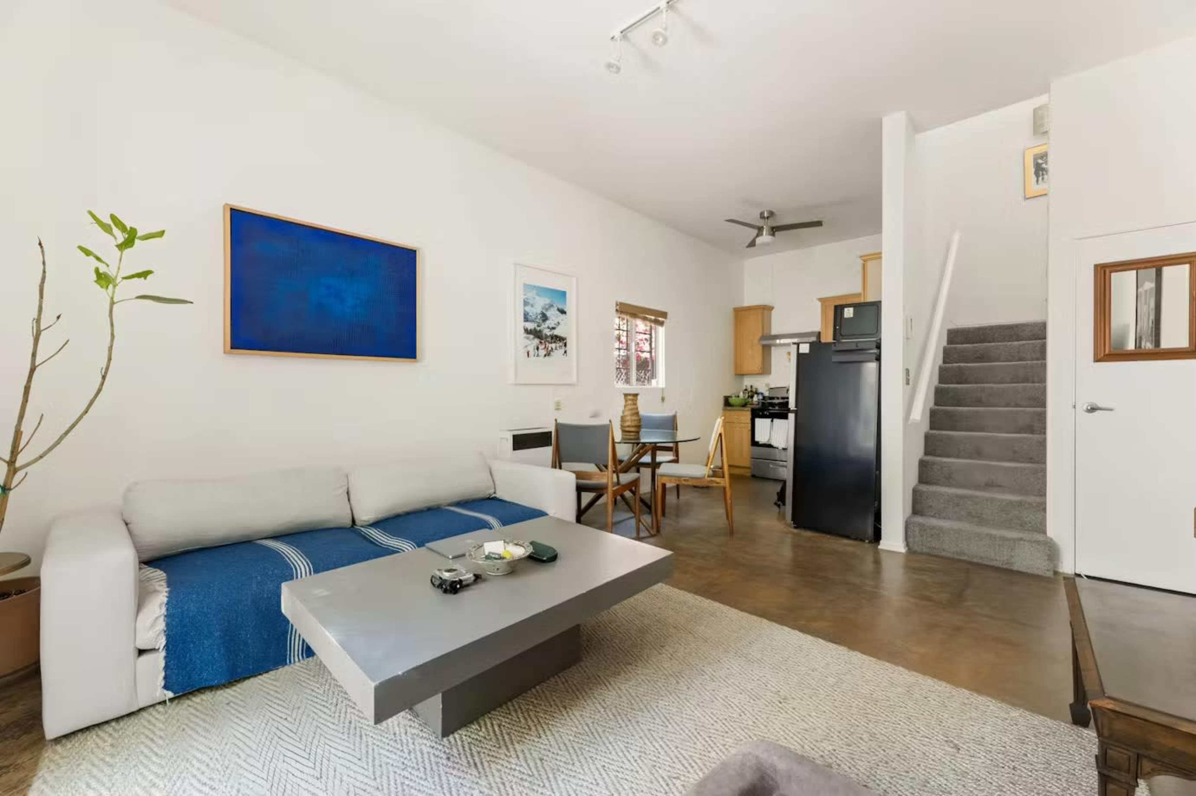 Airy Modern Duplex in Prime Venice with Private Backyard Image in Venice, Venice, CA