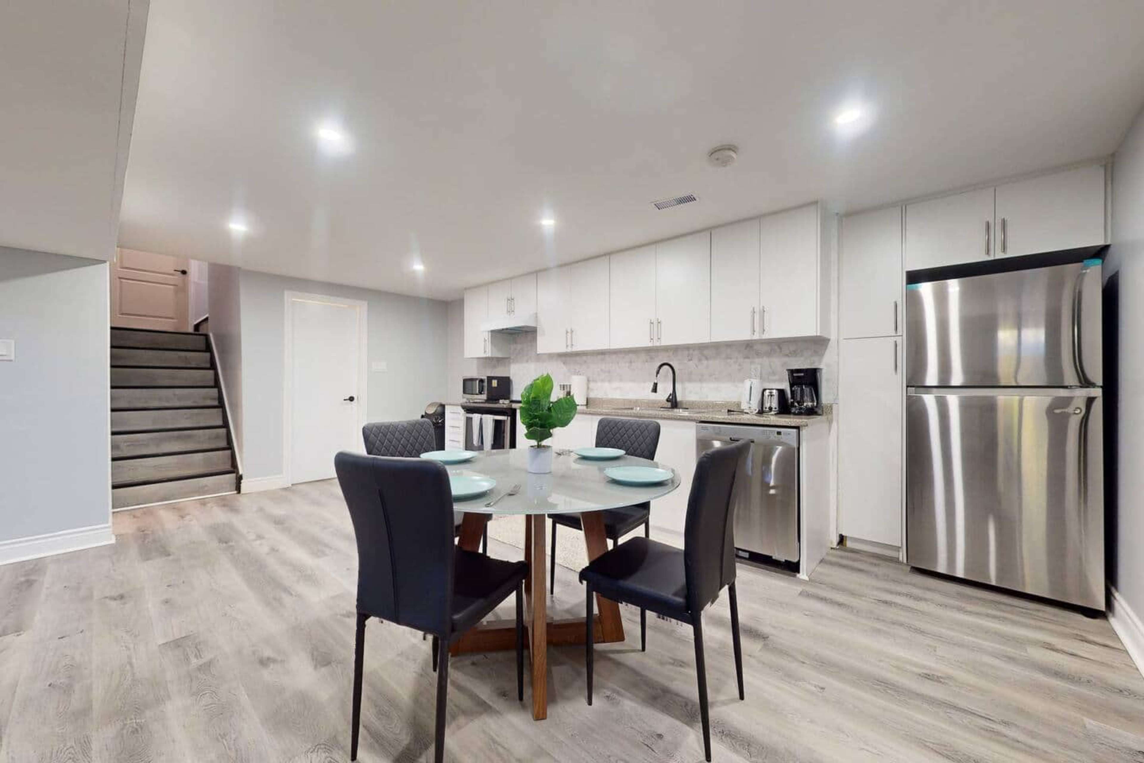 10 Acre Farmhouse with Pool + 5 Bedrooms/3 Baths Image in East Gwillimbury, Toronto, ON