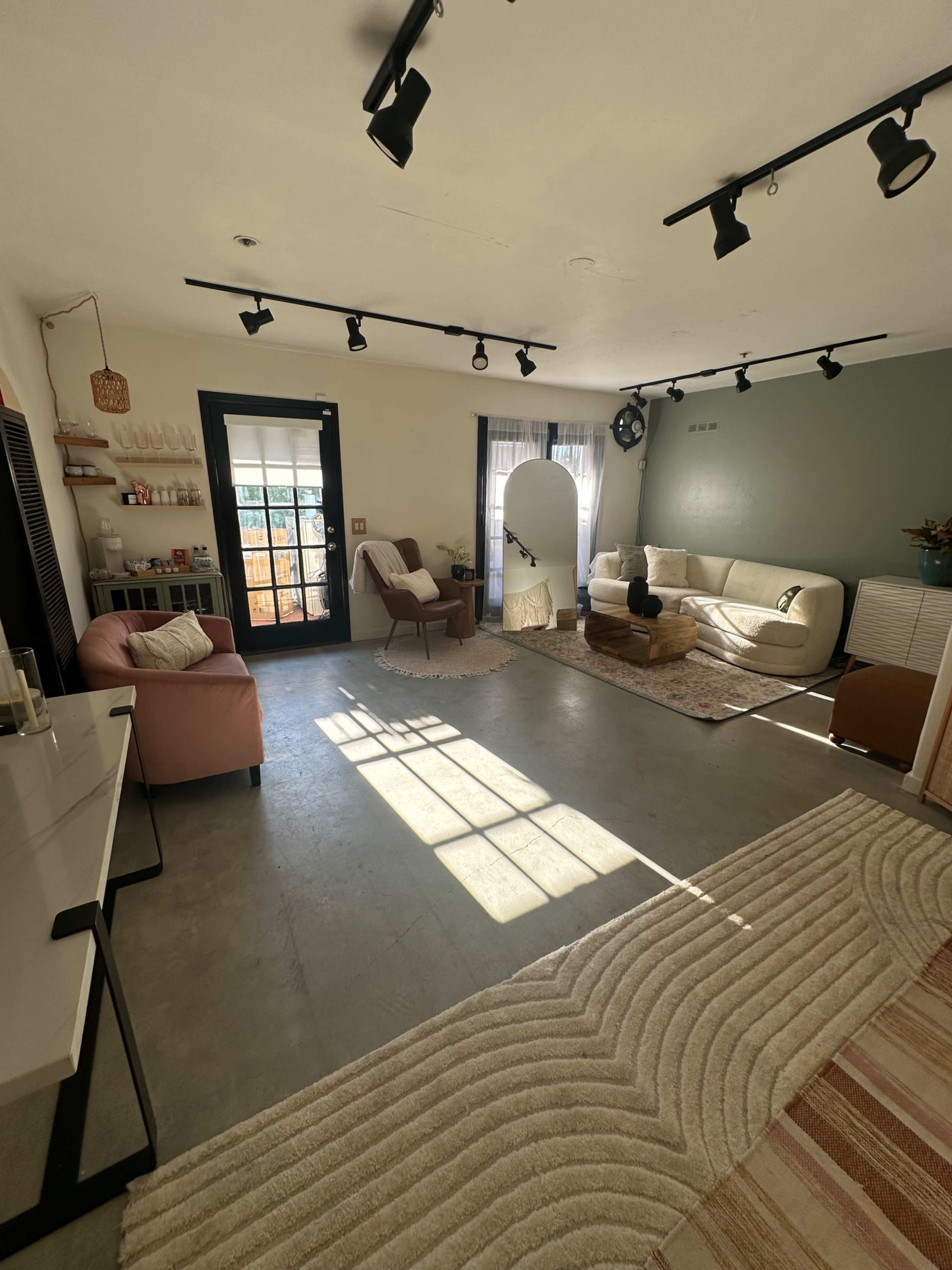 Intimate flex space/ studio 3 minutes from the beach. Very peaceful and private space for all your needs. Image in San Clemente, San Clemente, CA