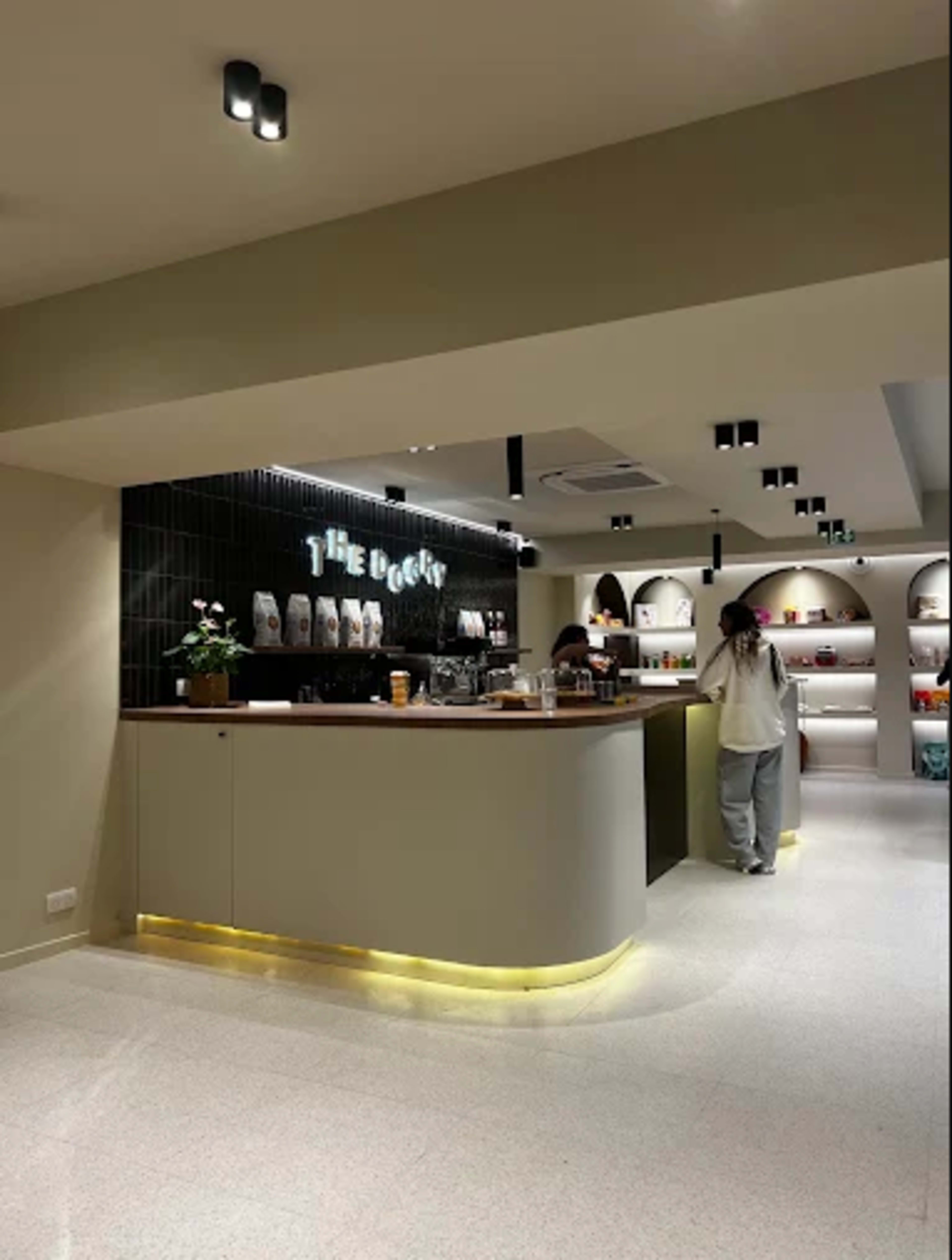 Lieu de vie Dog Friendly - Café de 200m2 et parc pour chien de 250m2  (piscine à balle, mûr de jouets, toboggan, niche géante) Image in Batignolles, Paris