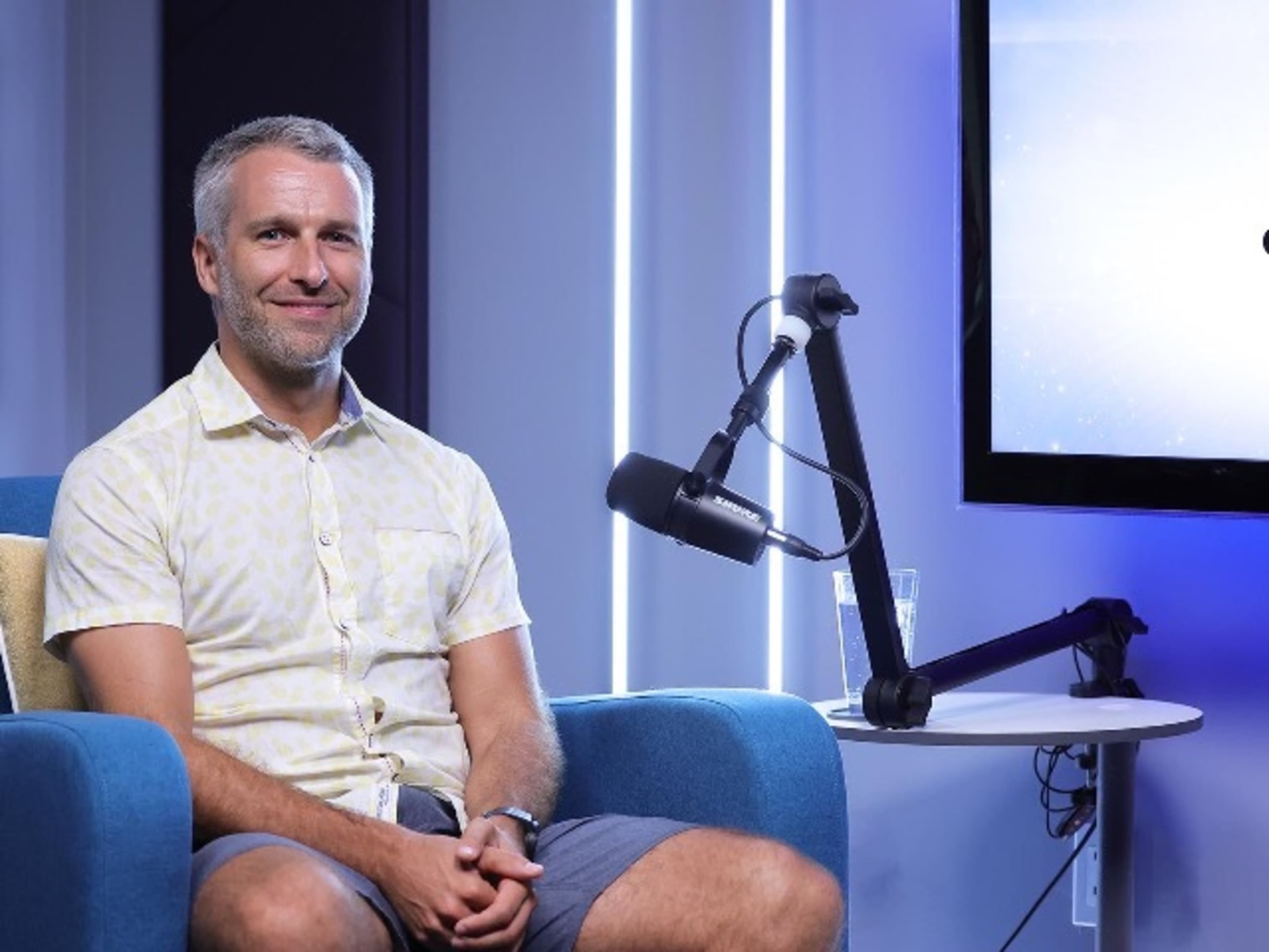 Podcast Shure microphones, arms and XRL cables