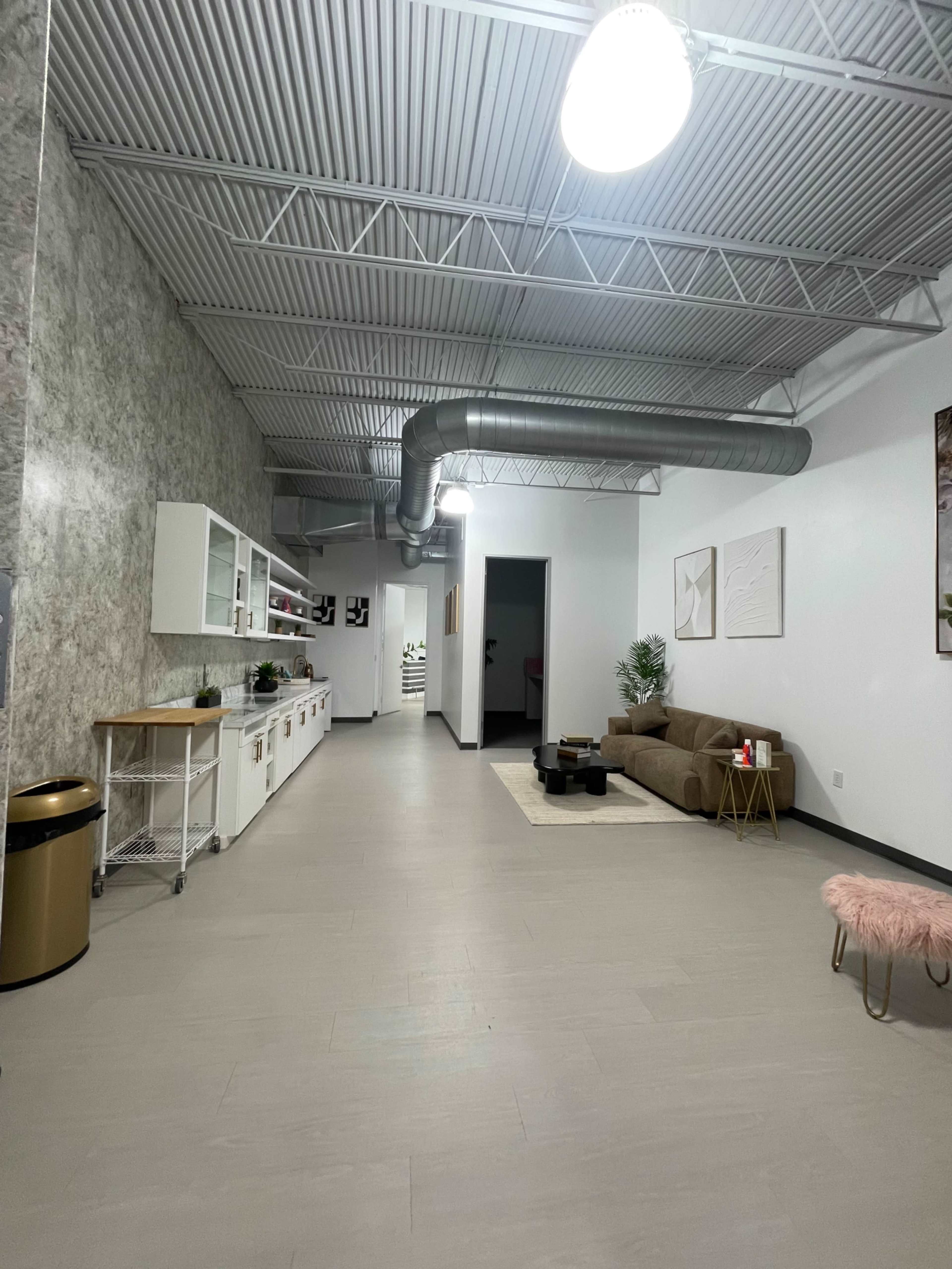 Spacious venue Located just 15 minutes from downtown Houston Image in Lazybrook / Timbergrove, Houston, TX