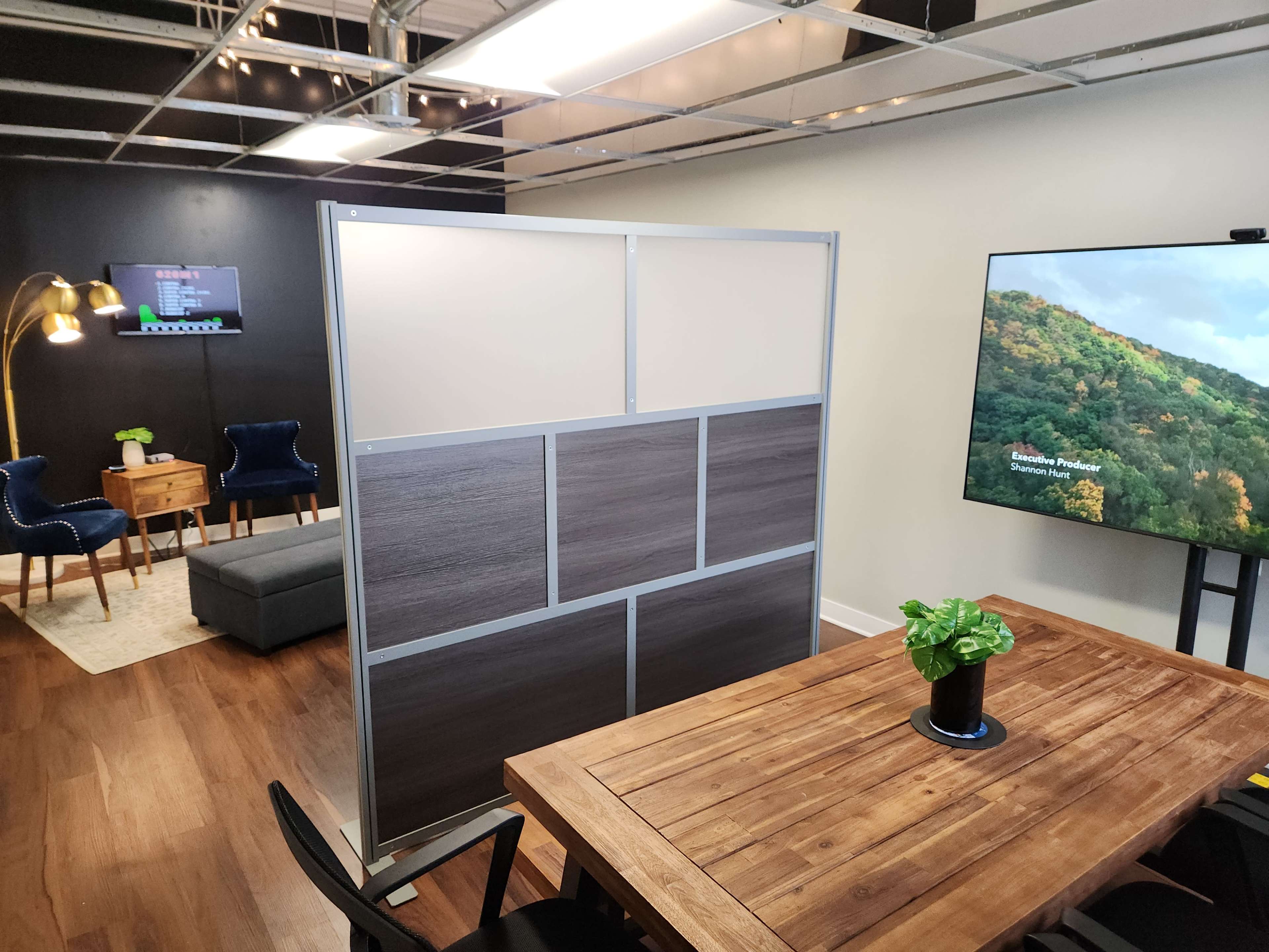 Conference Area @ Black Wall Virtual Office Suite (VOS) Image in Worth Township, Oak Lawn, IL