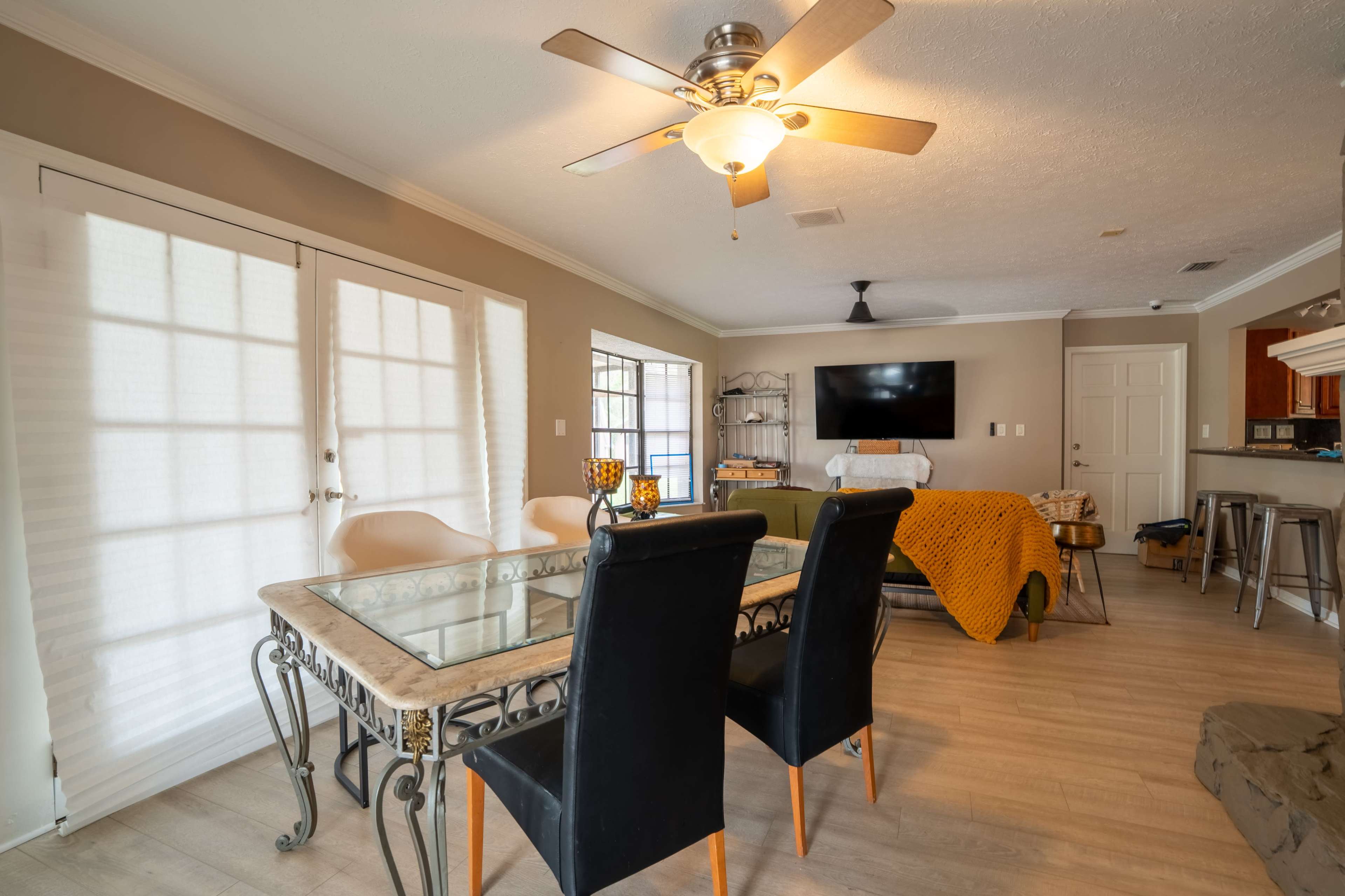 Roomy Event-Ready Space with Stone Fireplace and a Quiet Suburban feel Image in Riverview, Riverview, FL