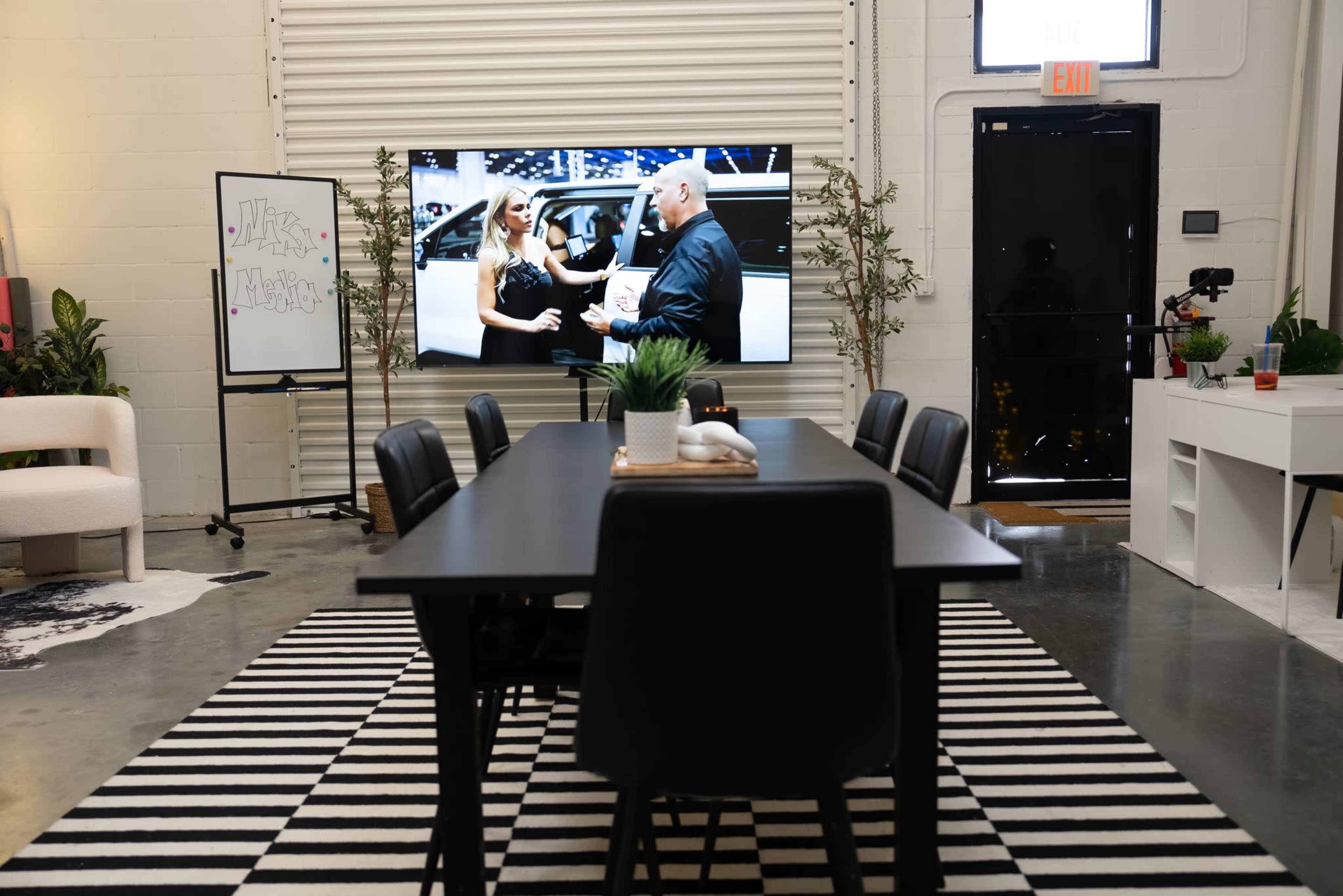 Modern Creative Studio w/ Cyclorama, Kitchen & Podcast Set Image in , orlando, FL