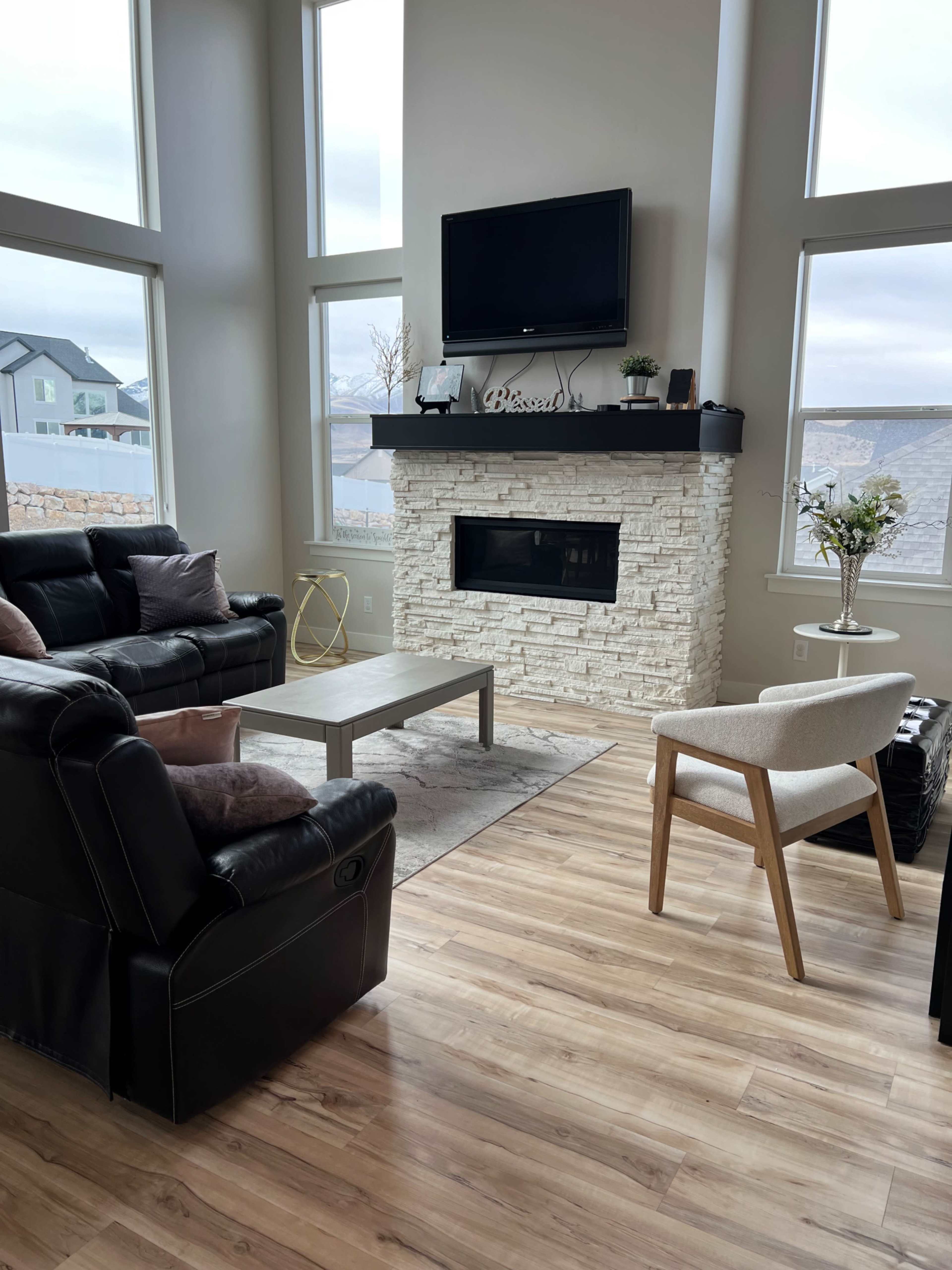 Beautiful Natural Light Modern Home Image in Saratoga Springs, Saratoga Springs, UT