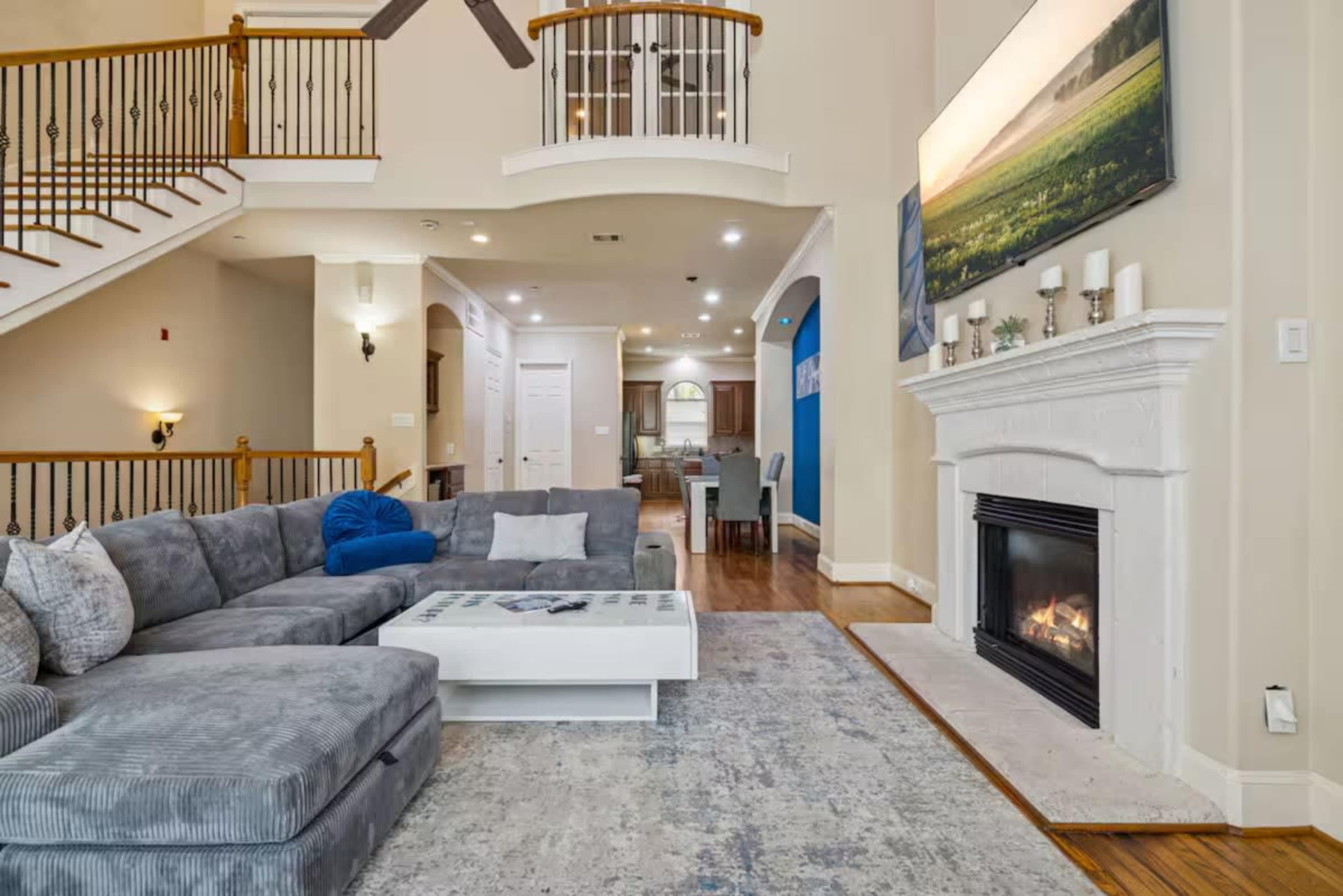 Artsy 3-Story Townhouse - Great for Events and Videoshoots! Image in Mid West, Houston, TX