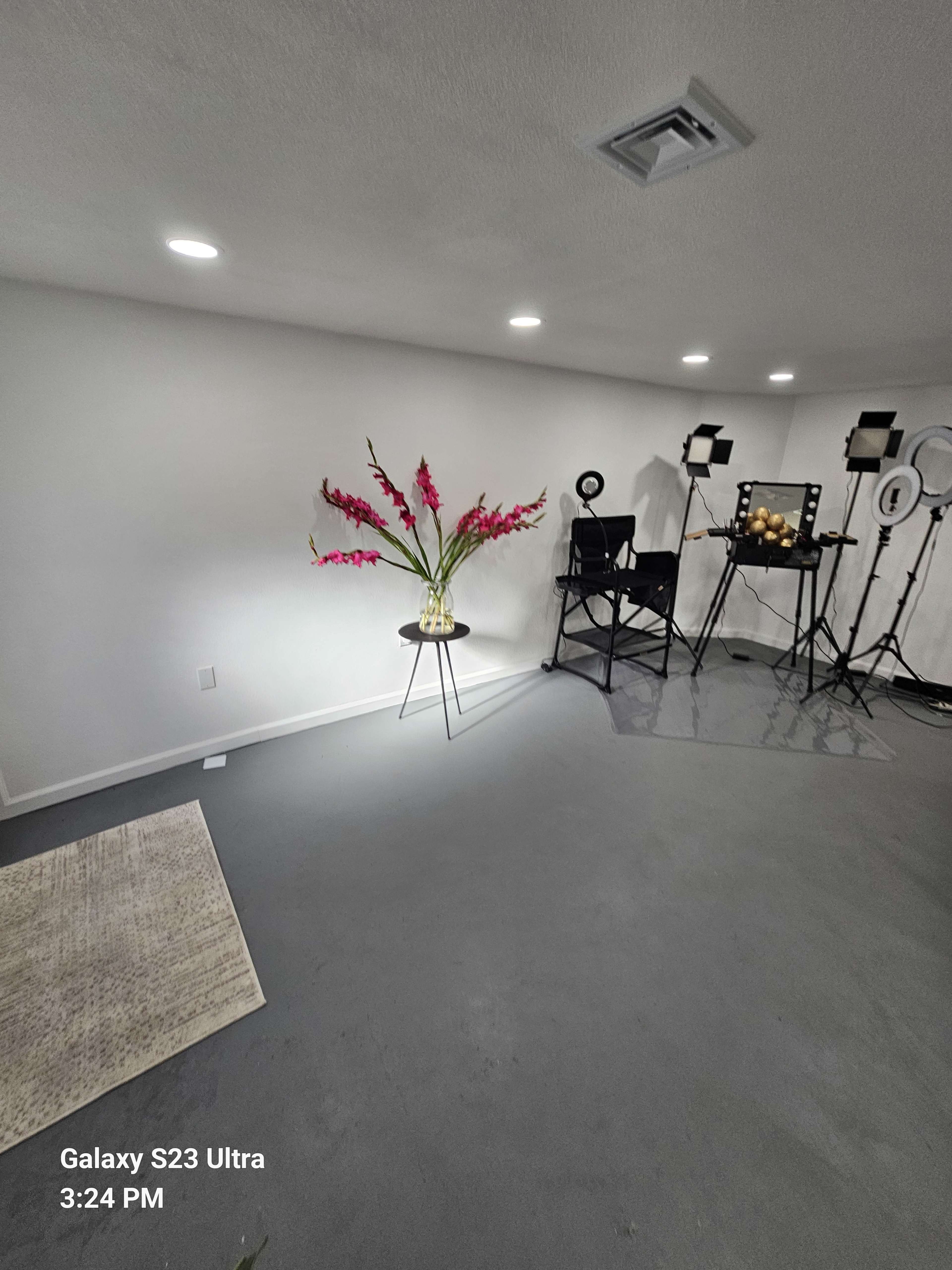 Luxury Glam Studio with Pro Lighting – Perfect for Makeup Artists, Photographers & Creators” Image in Vallejo, Vallejo, CA