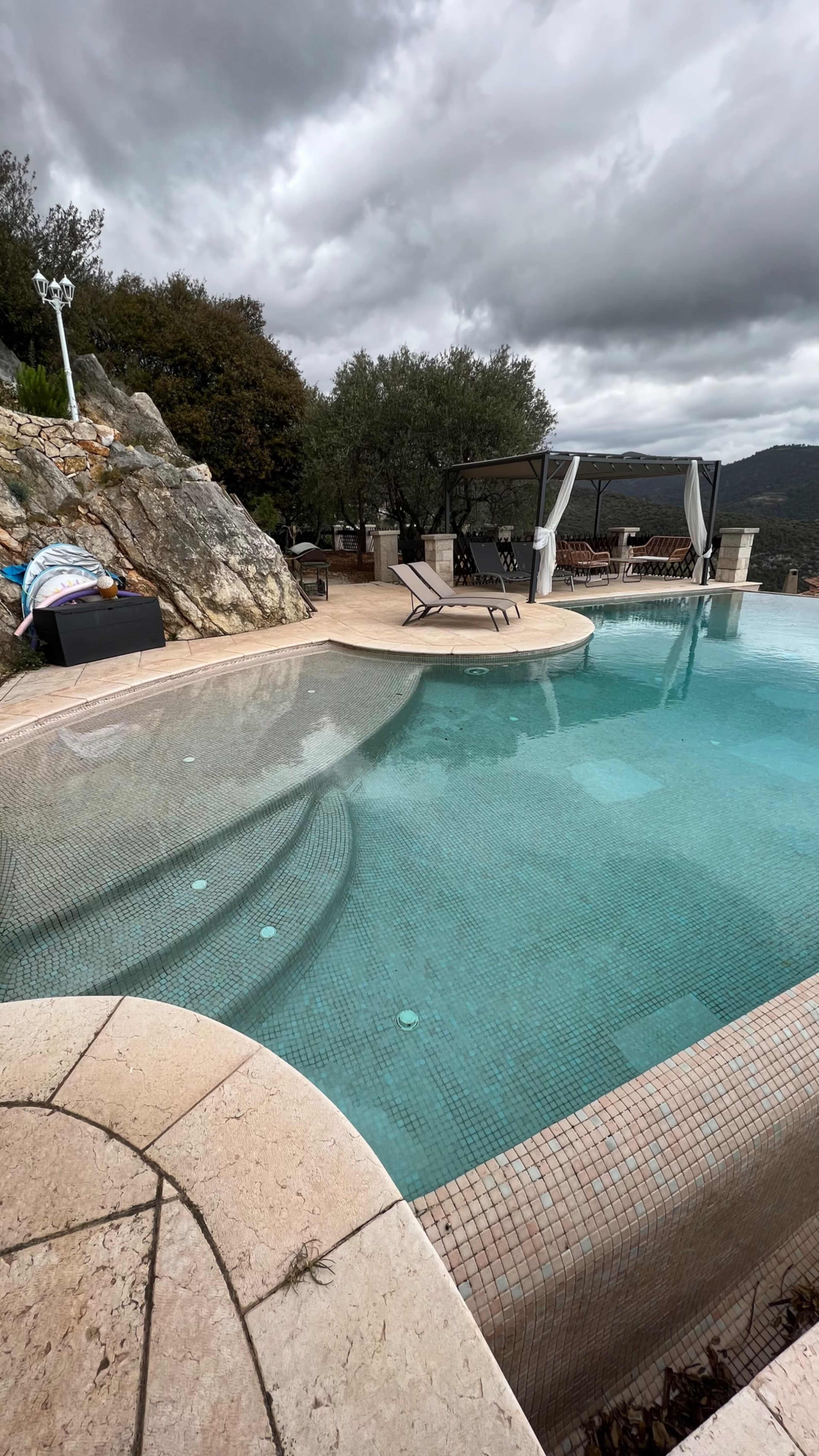 Maison en pierre avec piscine à débordement vue sur mer et entourée de la foret Image in , falicon