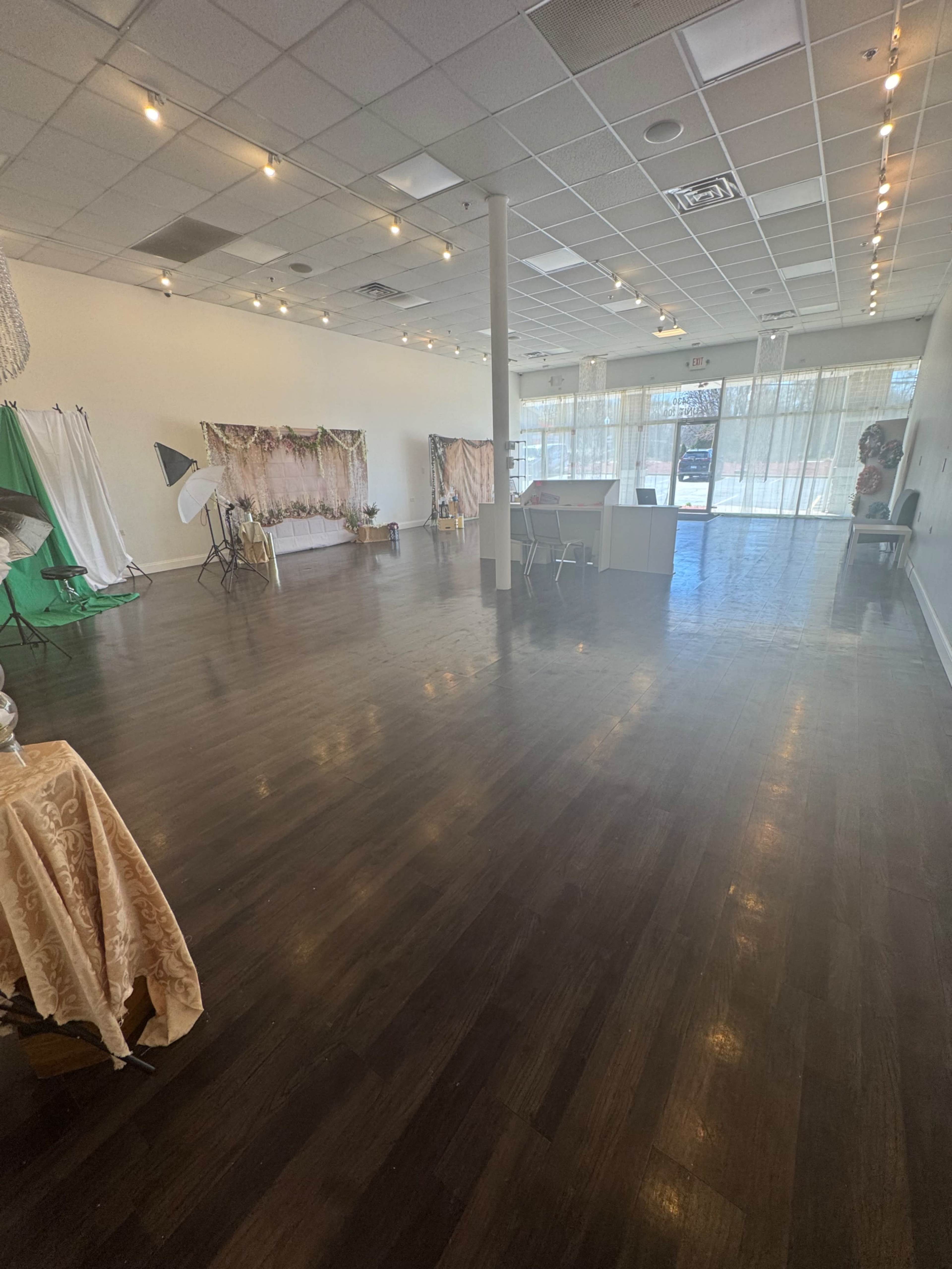 Modern, open and beautiful space for your creative event or project! Image in Warren Township, Gurnee, IL