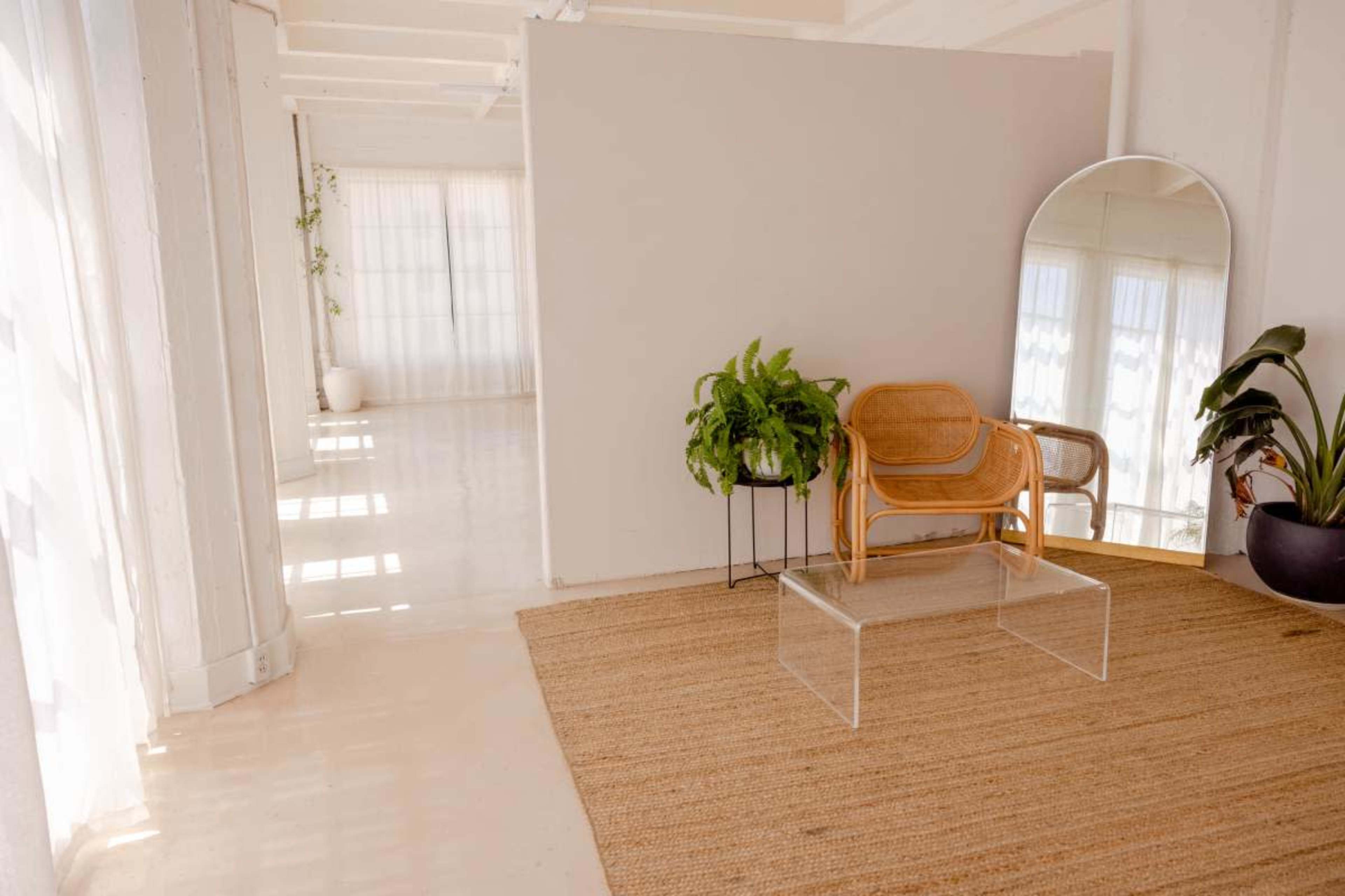 Minimal loft with amazing ambience for intimate gatherings Image in Central LA, Los Angeles, CA