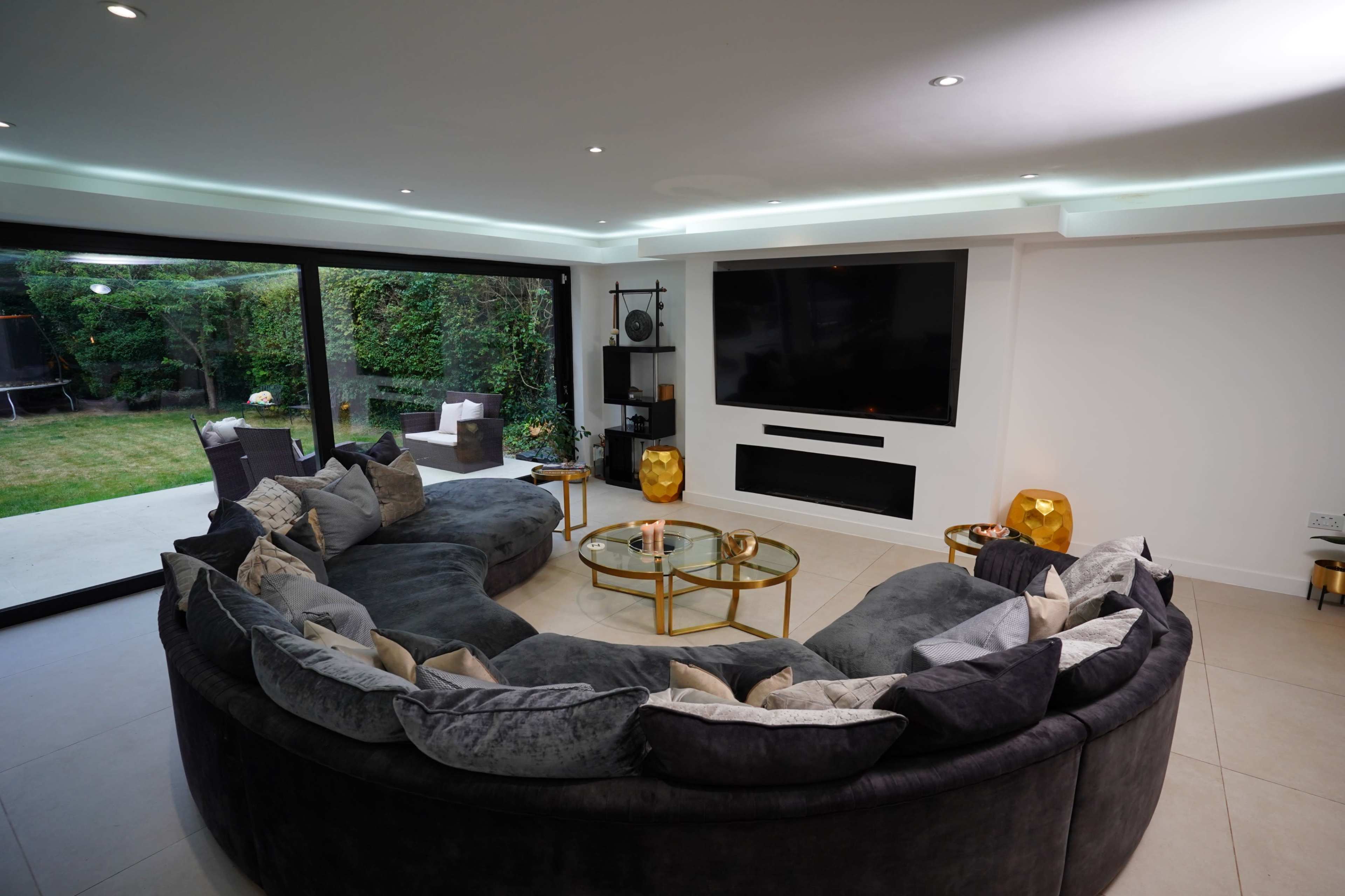 Open plan Large modern detached family home Image in Purley, Purley, ENG