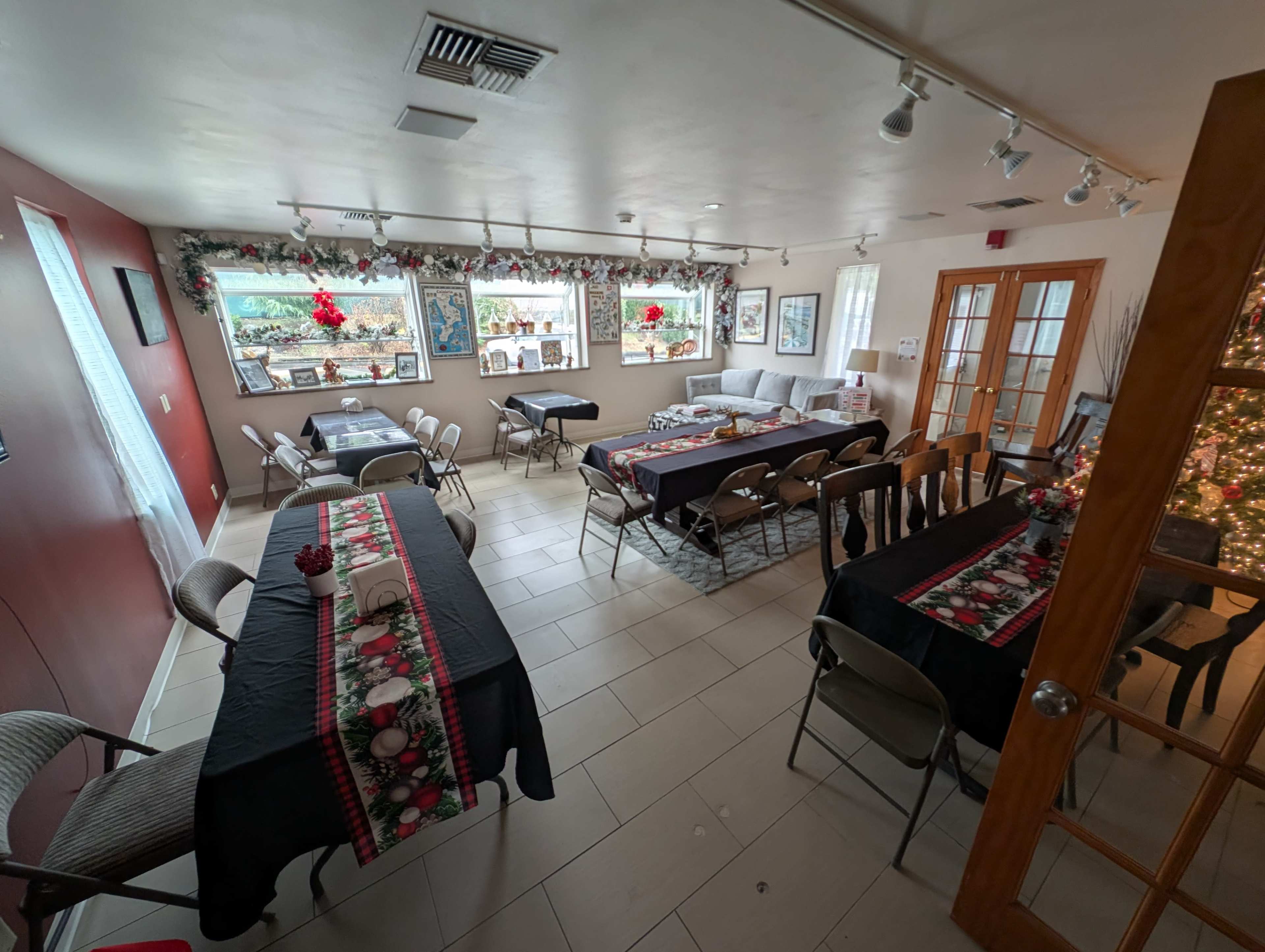 Cozy Caffe meeting room with couch and large screen tv Image in Evansville, Burien, WA