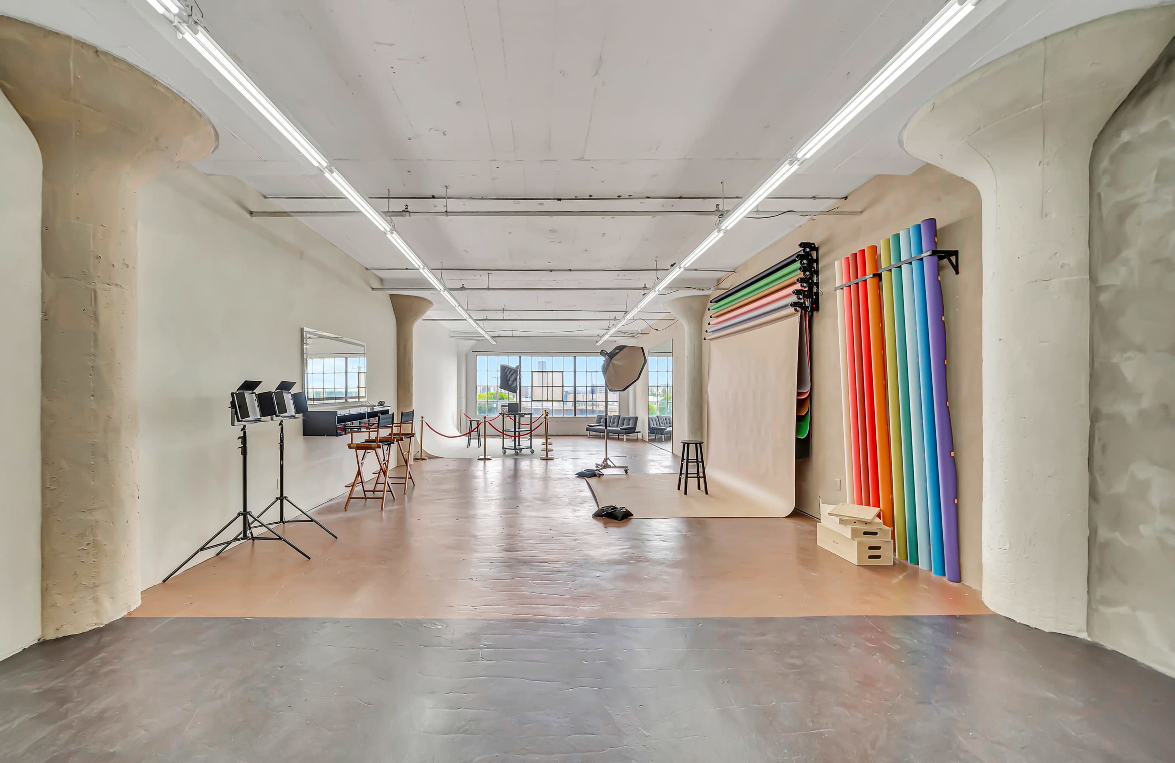 4411: Bright Natural Light Cyc Wall Studio w/ Skyline View & FREE LIGHTING/EQUIPMENT! (AC & Heater Available!) Image in Central LA, Los Angeles, CA