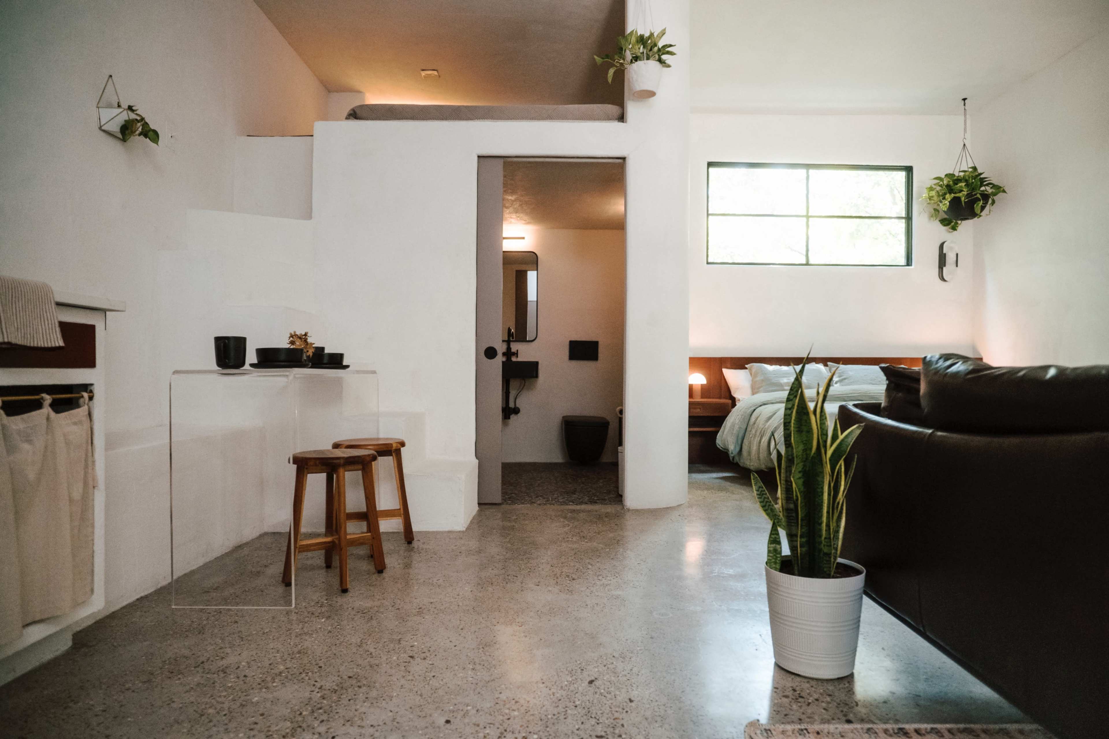 Santorini style studio in Museum District Image in MacGregor, Houston, TX