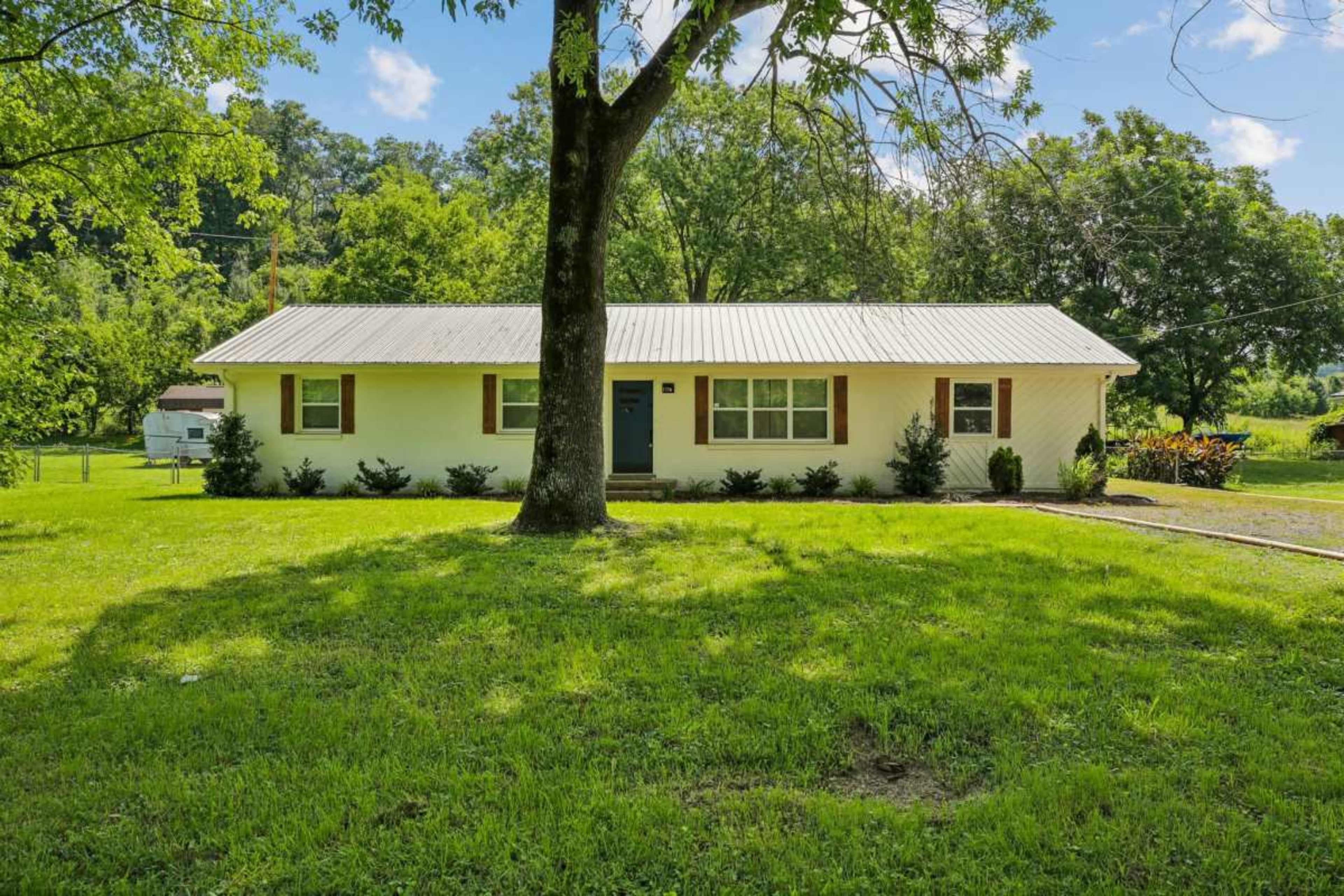 Vintage Ranch Escape — Bold '70s Interiors + Wooded Backyard, 12 Min from Nashville Image in Millersville, goodlettsville, TN