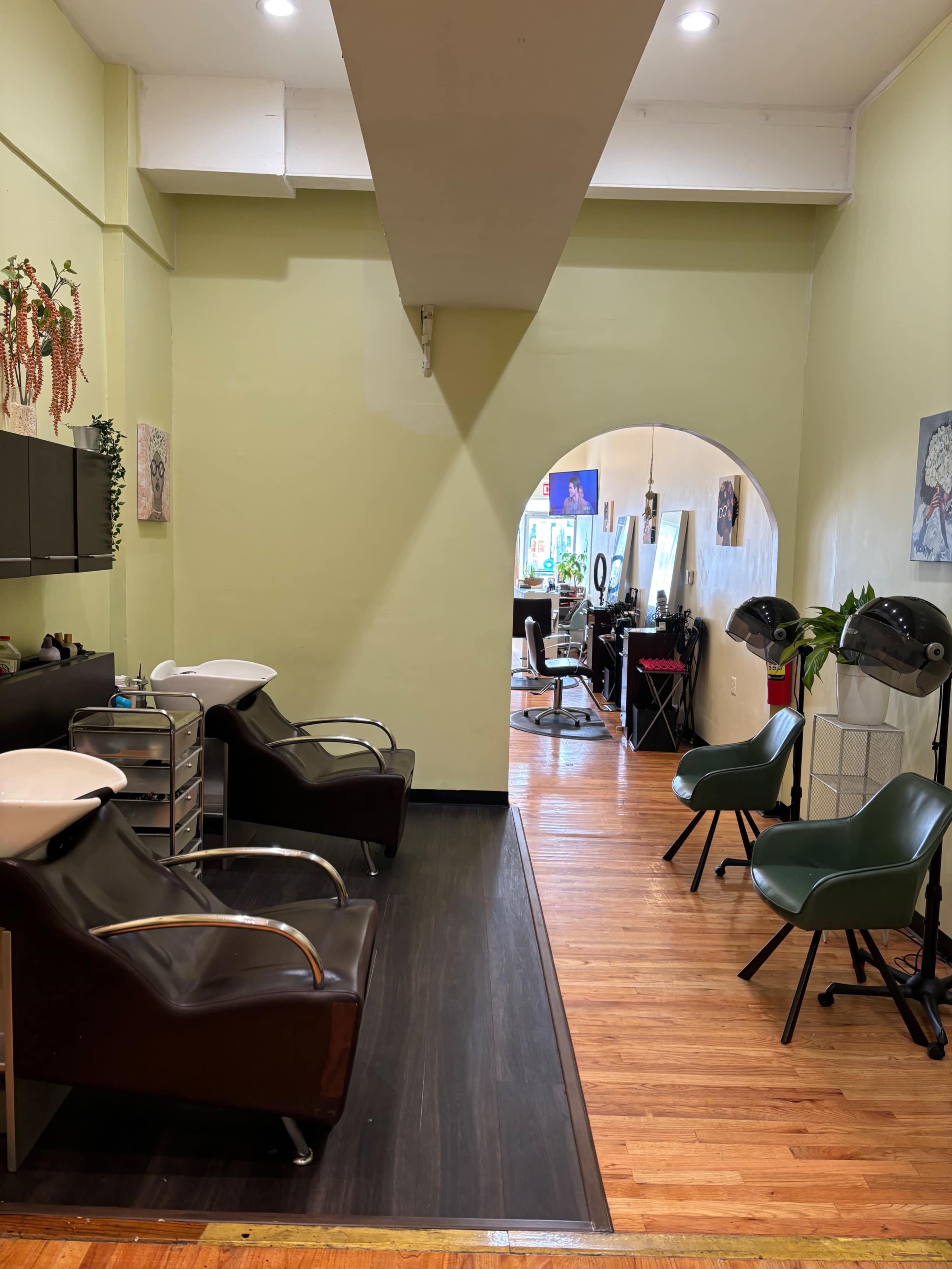 Classy, chic, modern salon in a suburban area . Image in Hempstead, Elmont, NY