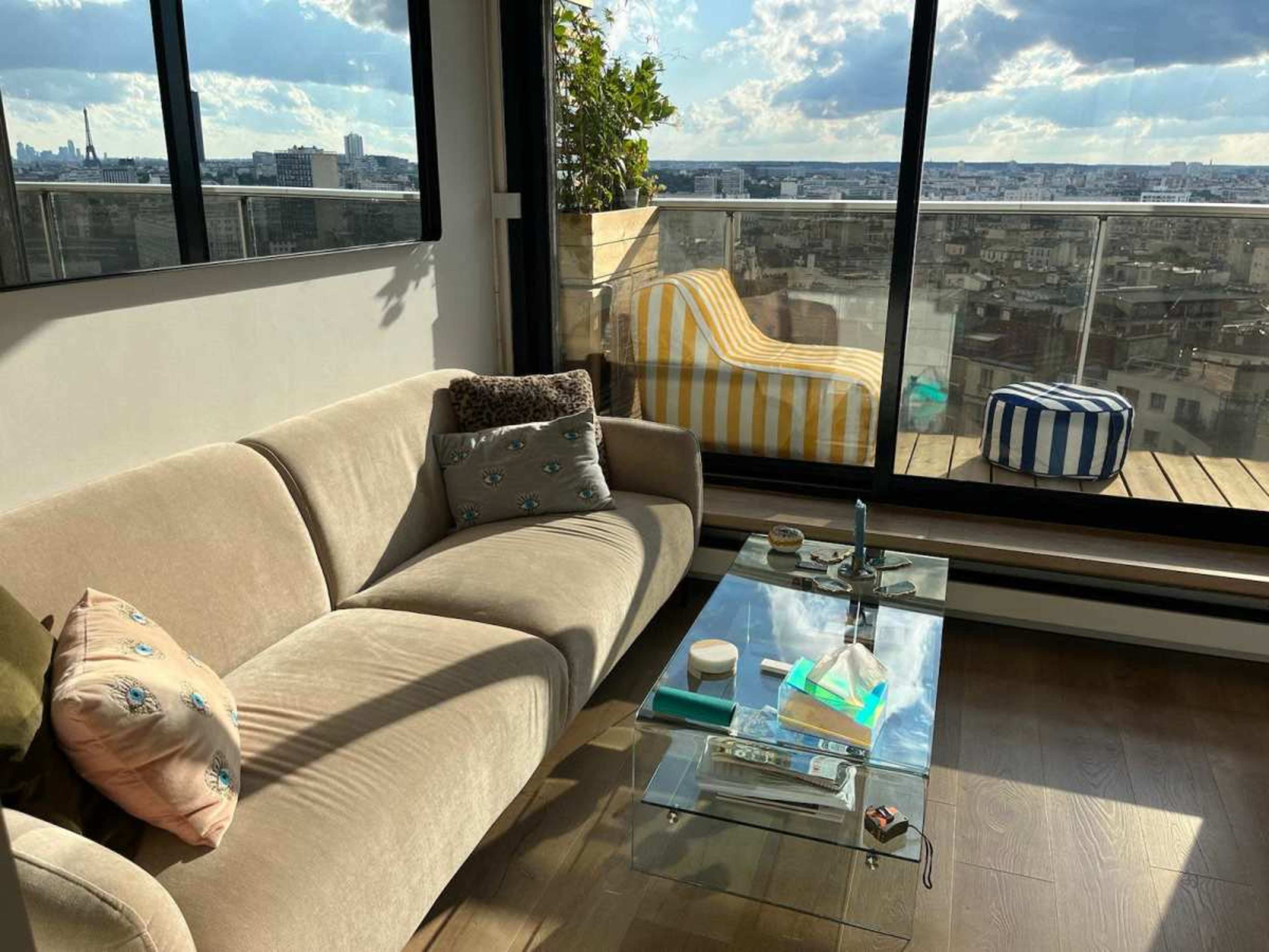 Appartement et balcon lumineux avec vue panoramique sur Paris Image in Maison-Blanche, PARIS, 