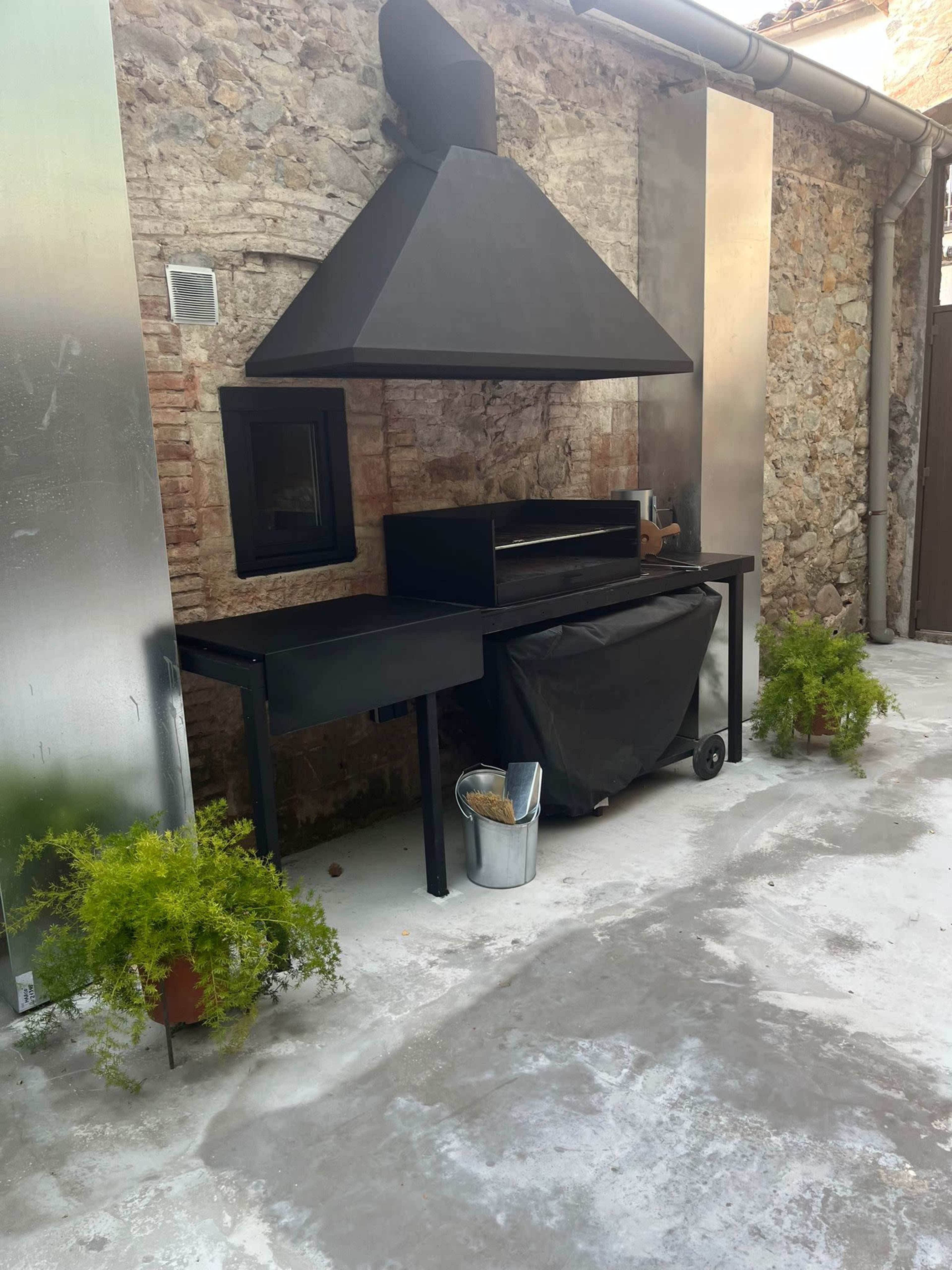 PATIO CON PORCHE, BARBACOA  y  salón interior  para CELEBRACIONES cerca de GERONA Image in Bescanó, Bescanó, GI