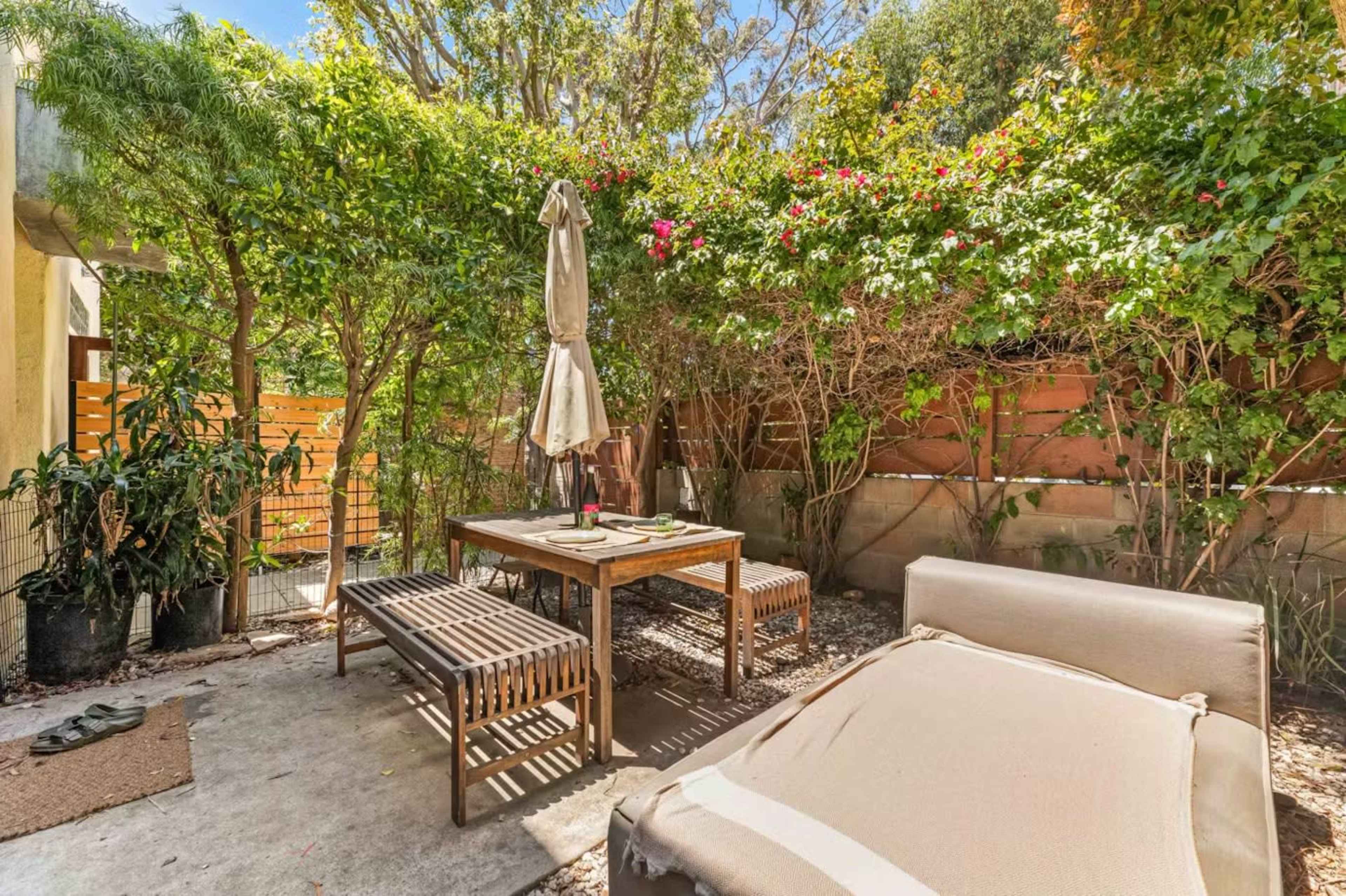 Airy Modern Duplex in Prime Venice with Private Backyard Image in Venice, Venice, CA