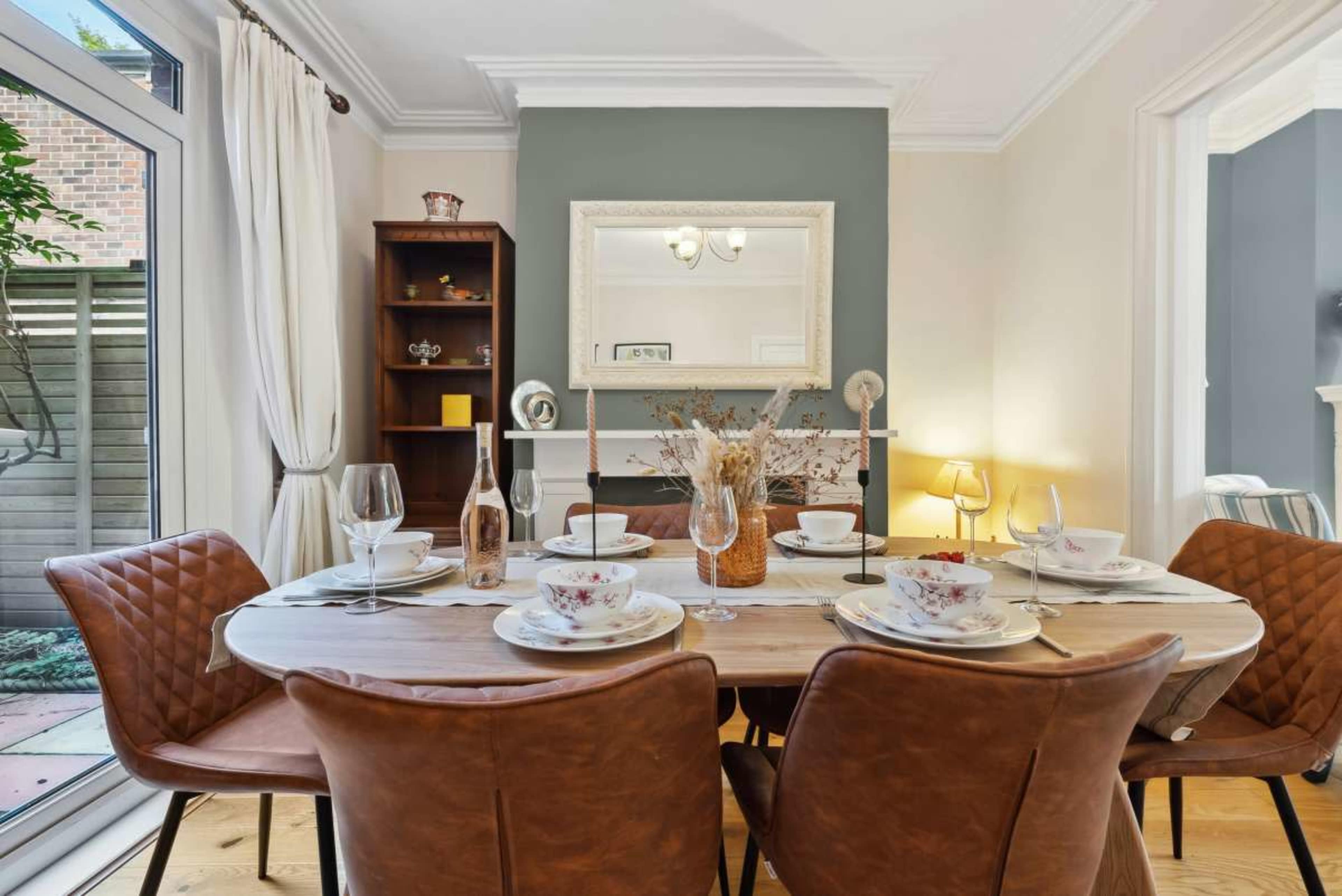 3-BR Stylish House, Sleeps 6 - Aylesbury Road Image in Winchester, Winchester, ENG