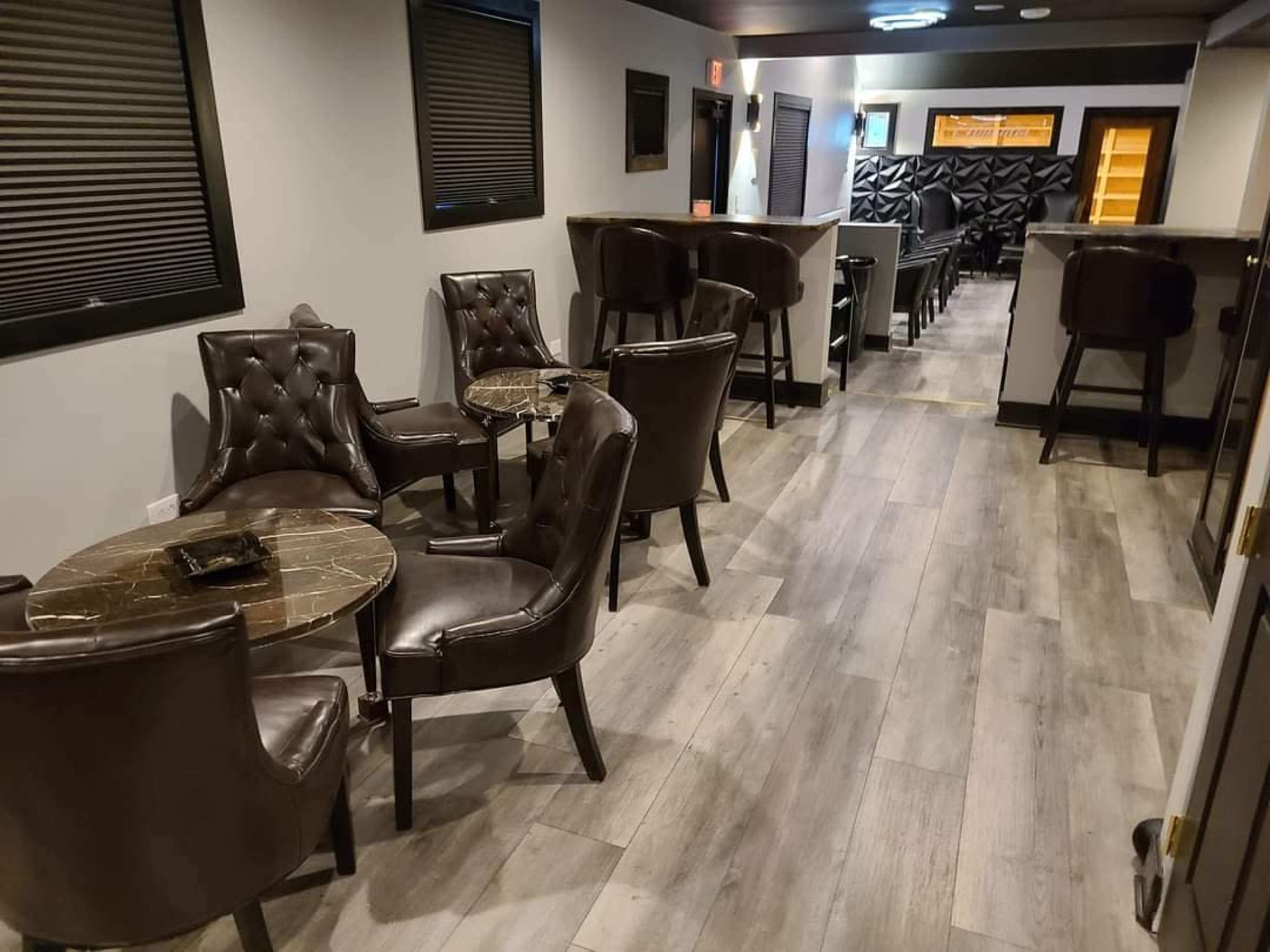 Luxury western suburbs smoke lounge upscale and spacious Image in Lockport Township, Cres hill, IL