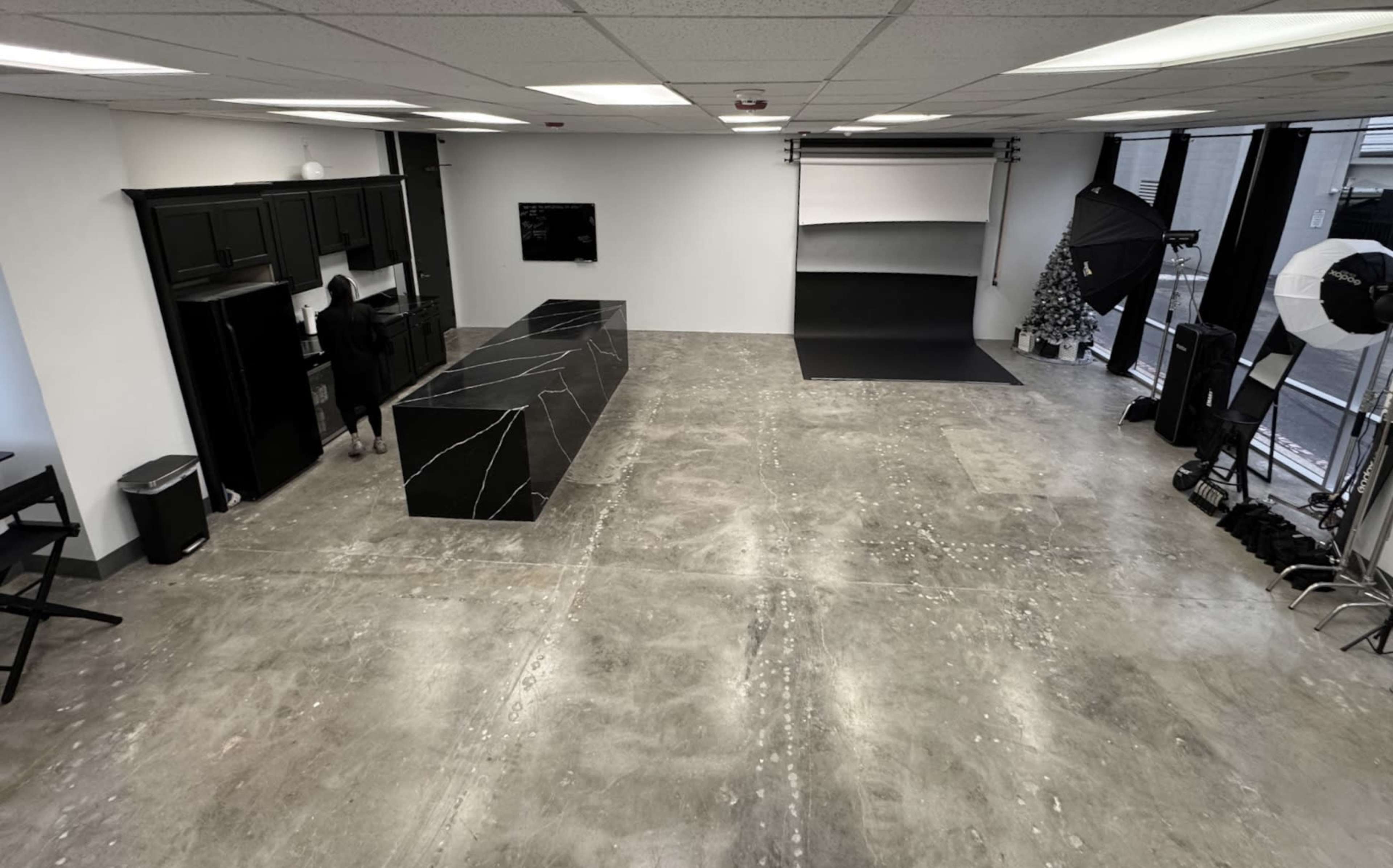 Modern Addison Studio with Multiple Photo Setups & Natural Lighting Image in Far North Dallas, Dallas, TX