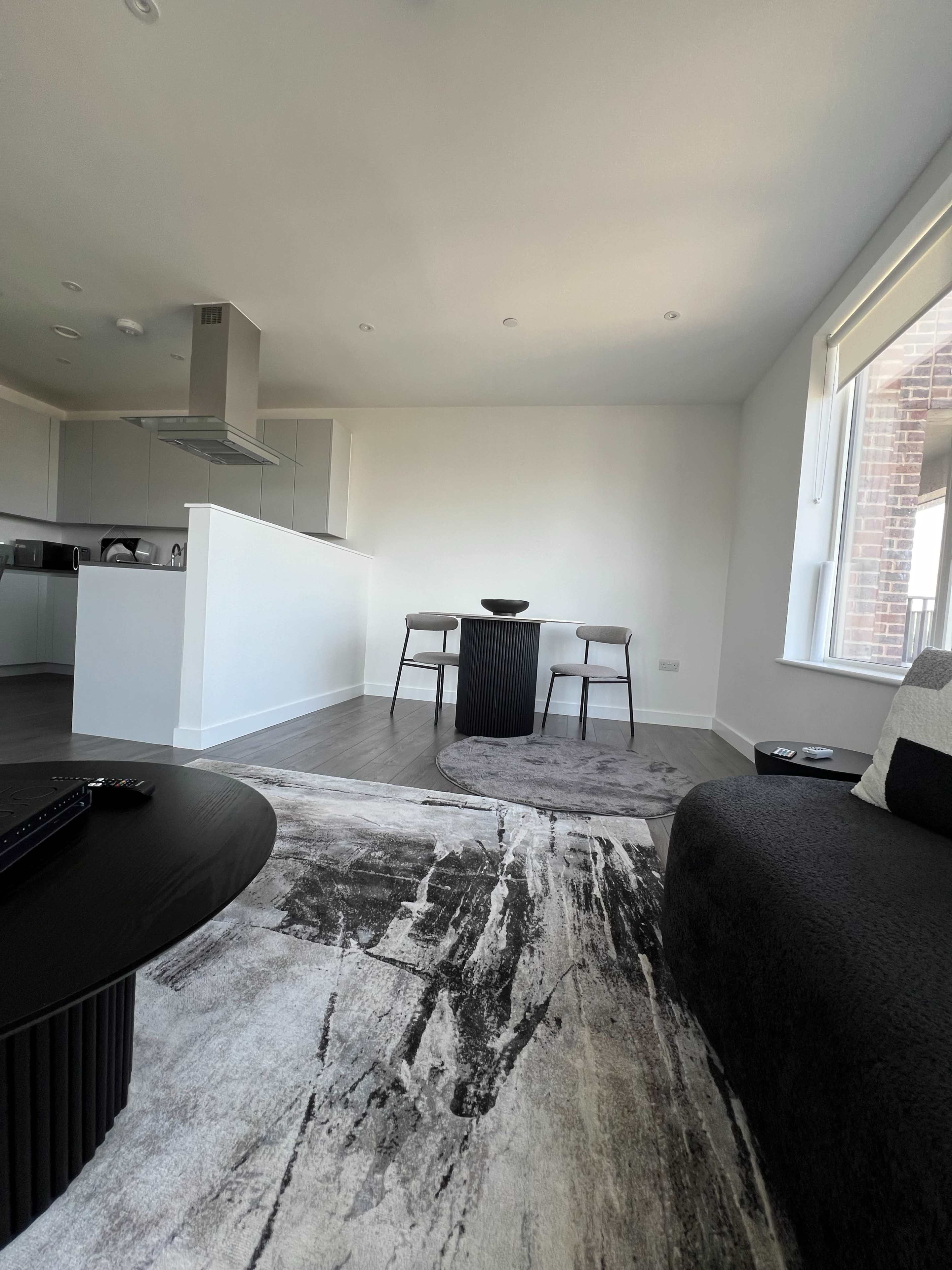 Minimalist & Modern Apartment Filled With Natural Light And Balcony: East London Image in Royal Docks, Woolwich, ENG