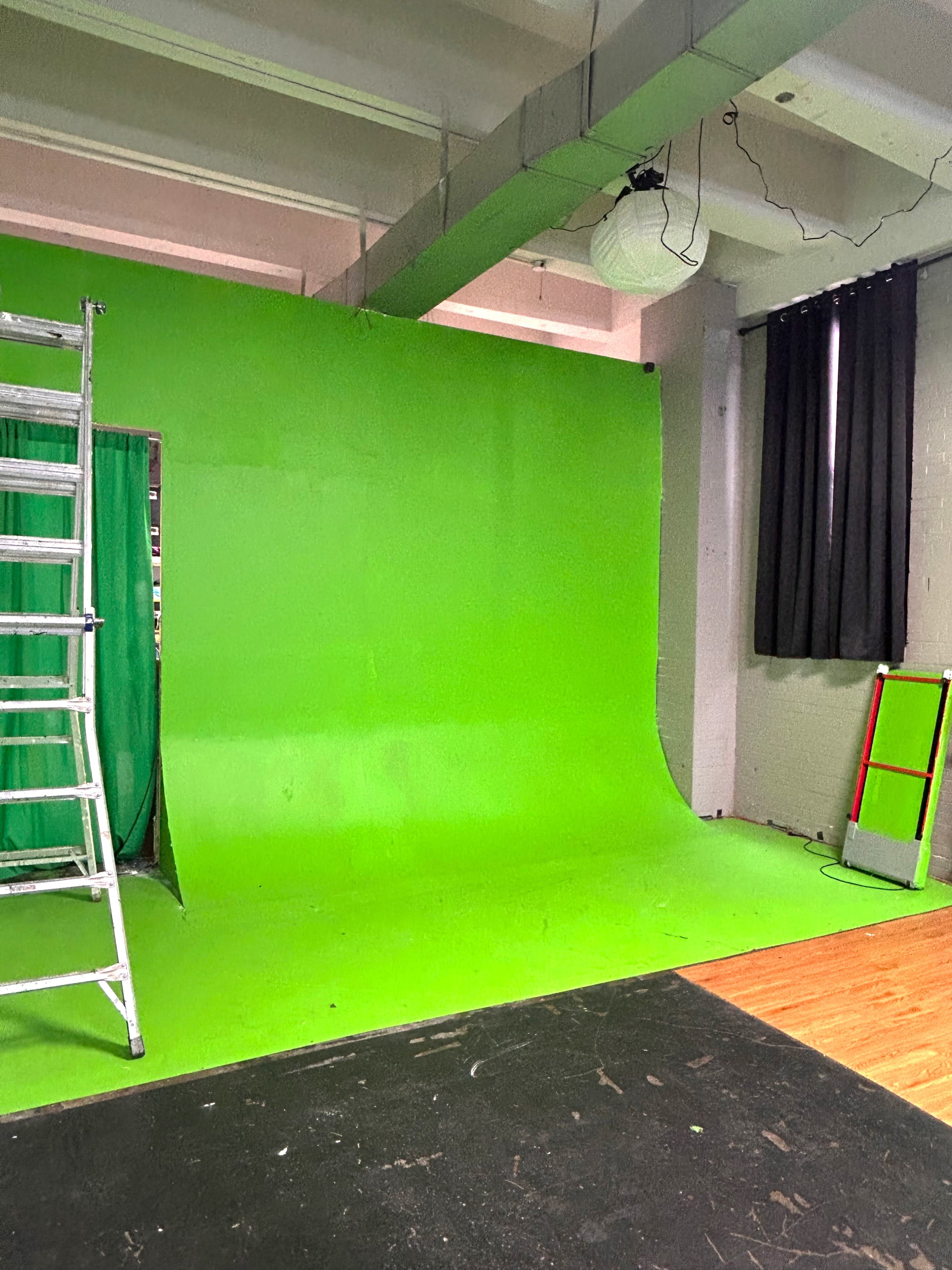 Full-Service Greenscreen Studio Image in Oak Park Southeast, Kansas City, MO