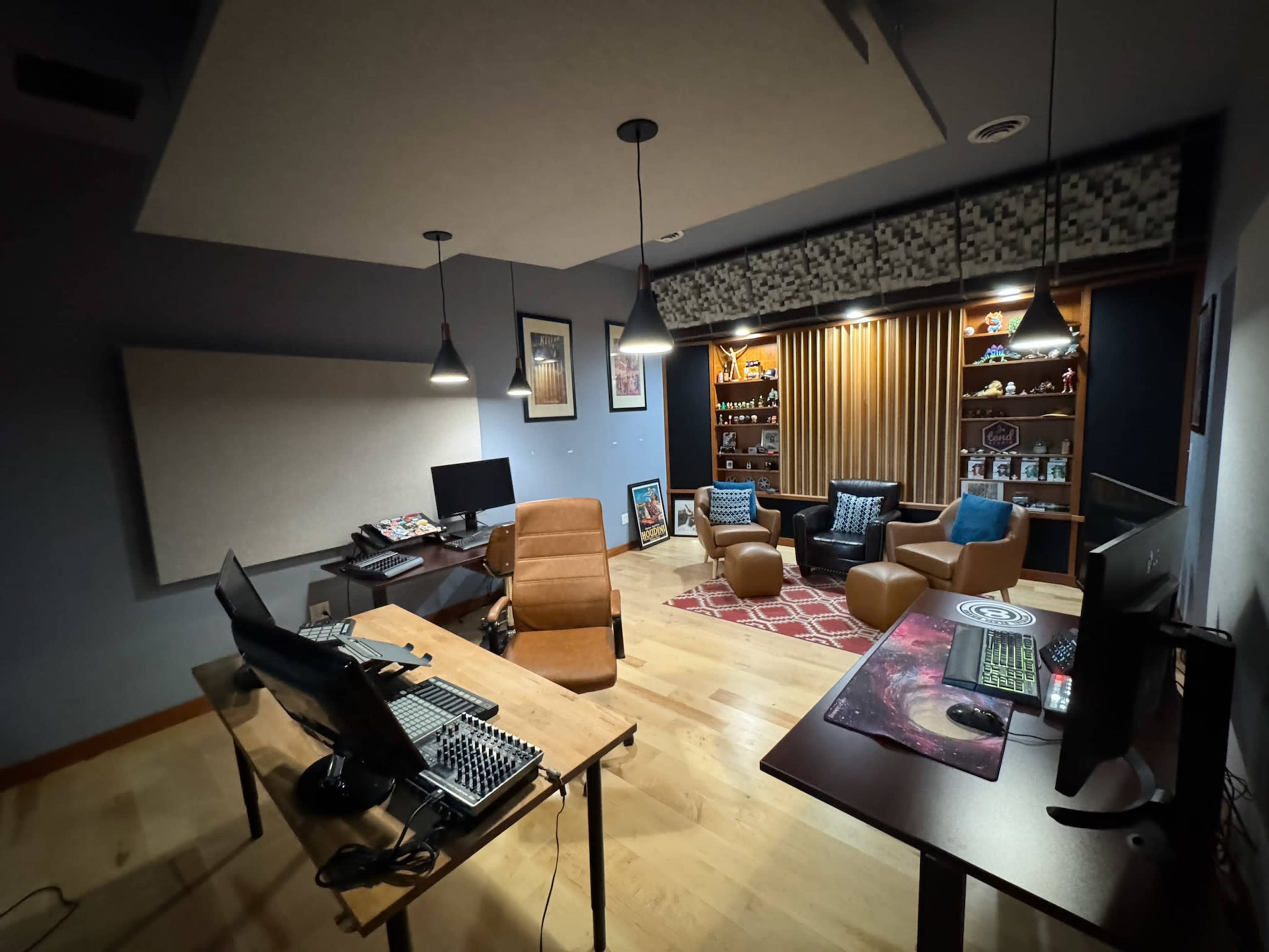 Downtown Pro Video/ Photo Studio with High Ceilings, Control Room, Conference Room and Lounge Image in Longmont, Longmont, CO