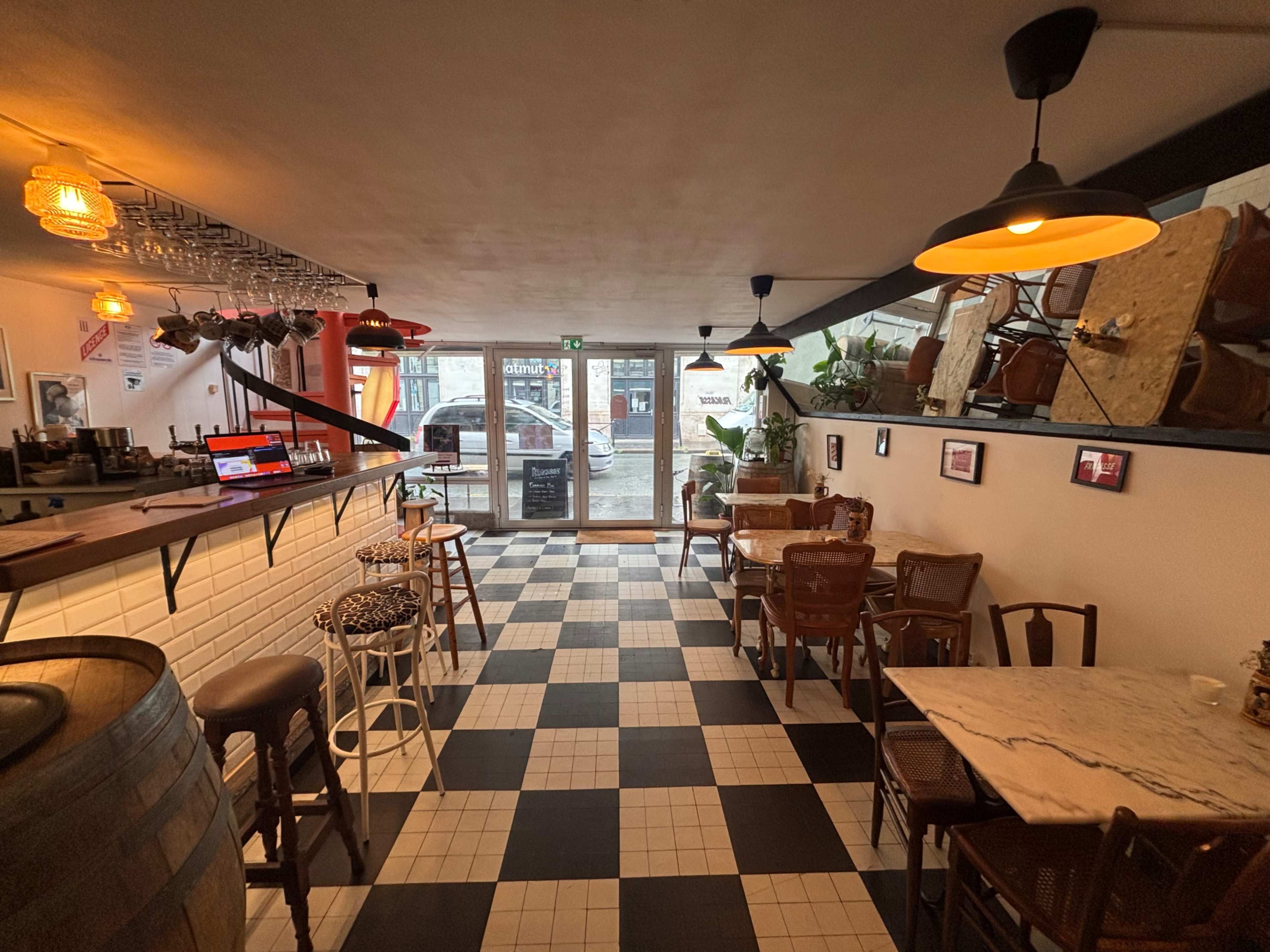 Bar de quartier, cave à manger, microbrasserie et espace d'exposition Image in , Talence