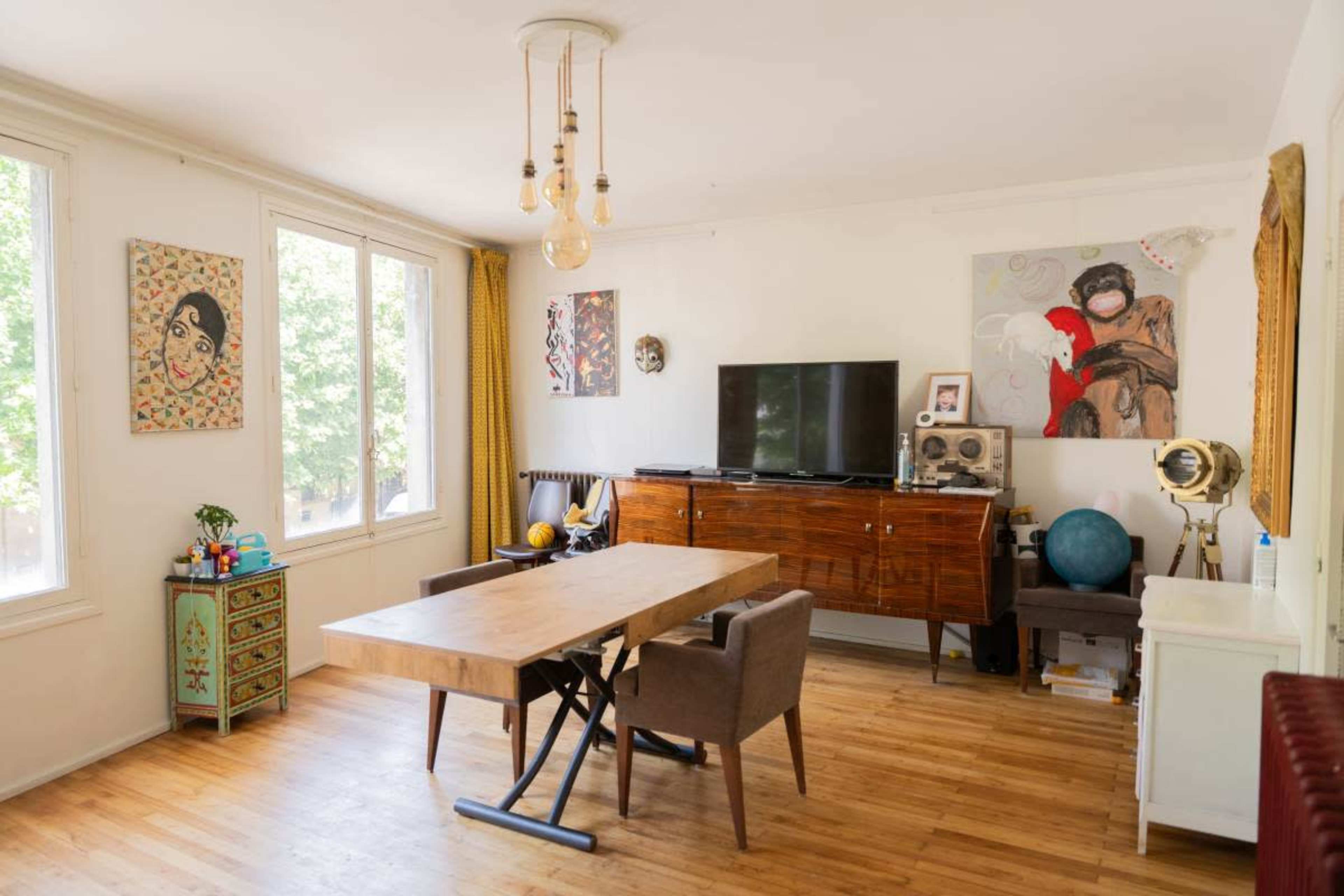 Maison dans le style des années 50 avec un atelier industriel rustique dans l’esprit loft créatif Image in , Montreuil, 
