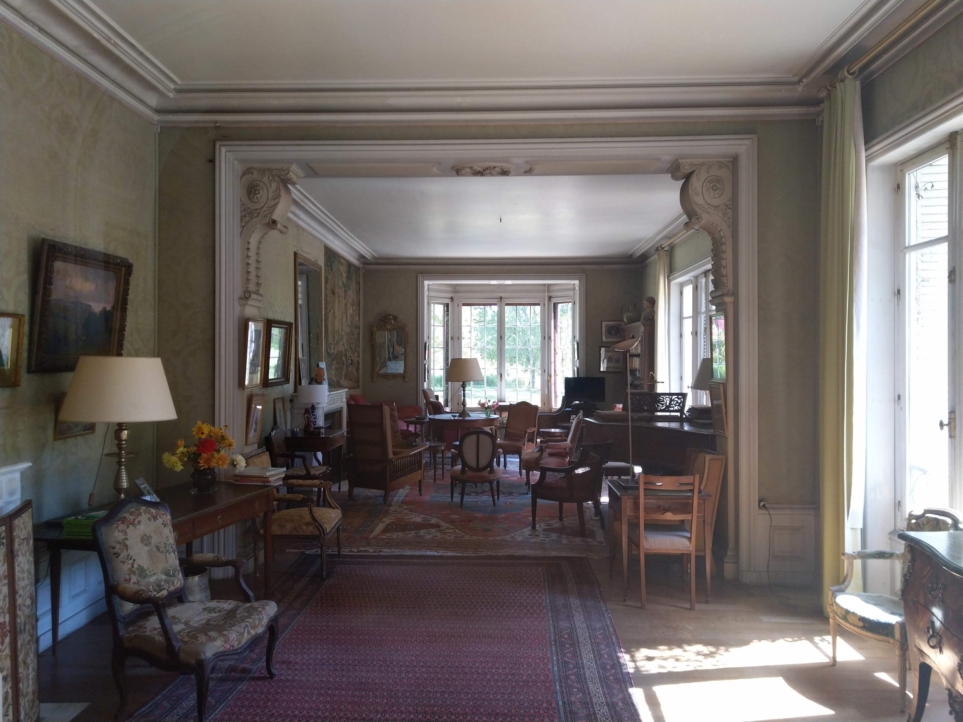 Country Manor in the middle of a large garden. Image in , Jarnac