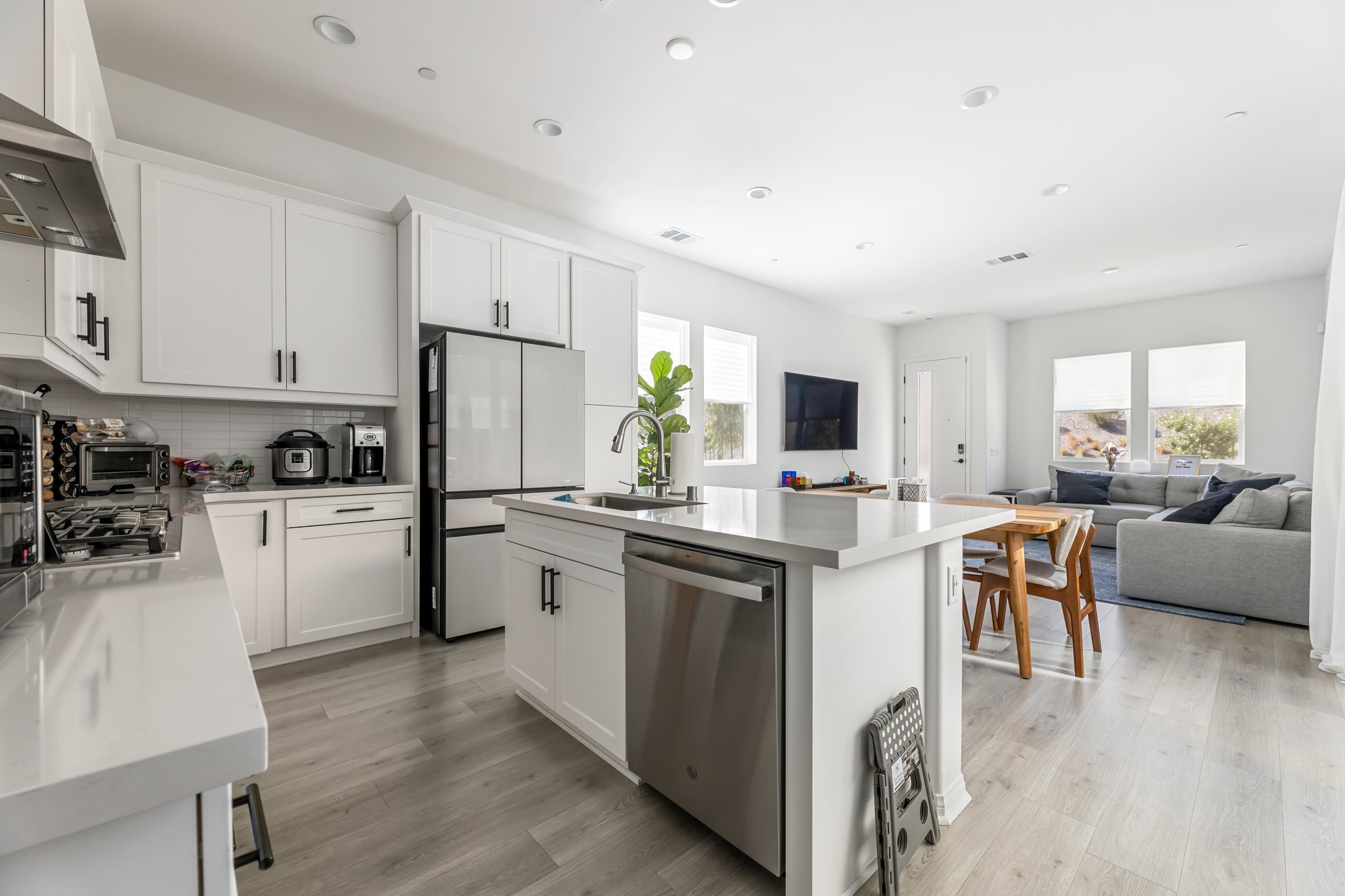 Modern Home with Beautiful Chef’s Kitchen and Gorgeous Patio Image in , Valencia, CA