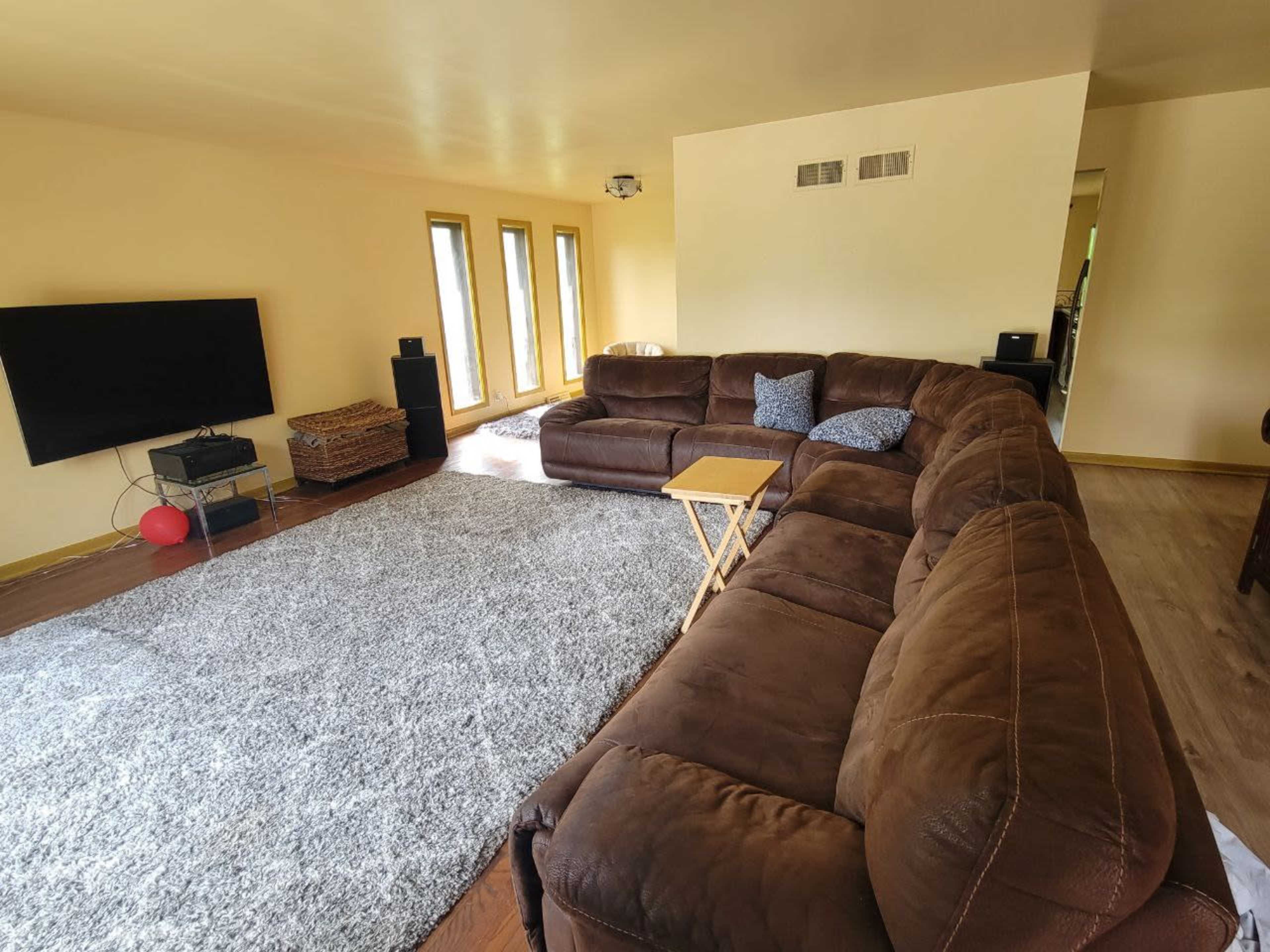Spacious Vintage Home with Forest Backyard by the River – Ideal for Events & Shoots Image in Maine Township, Des Plaines, IL