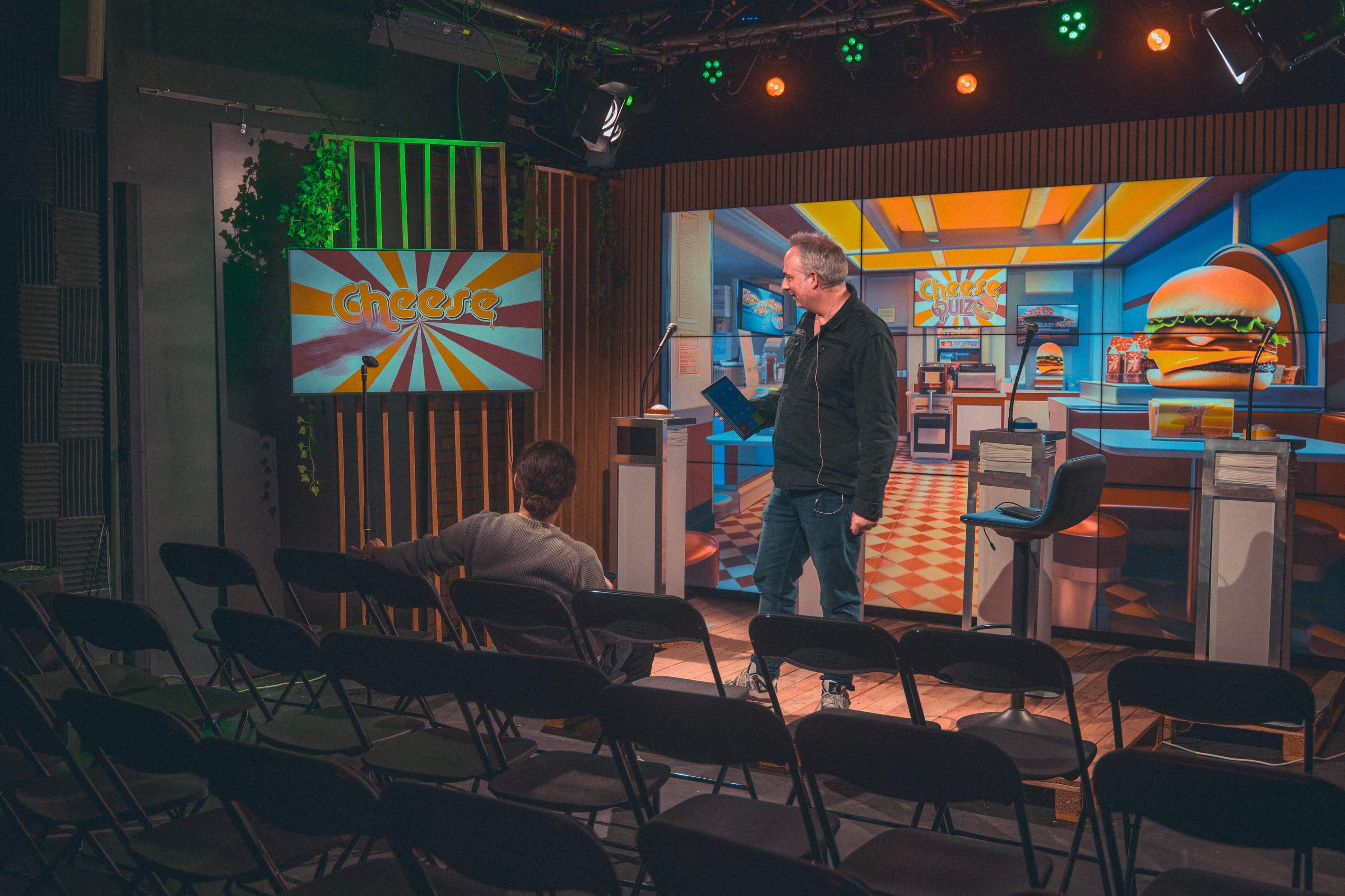 Studio de tournage live avec plateau multi setup et mur d'écrans Image in Necker, Paris, 