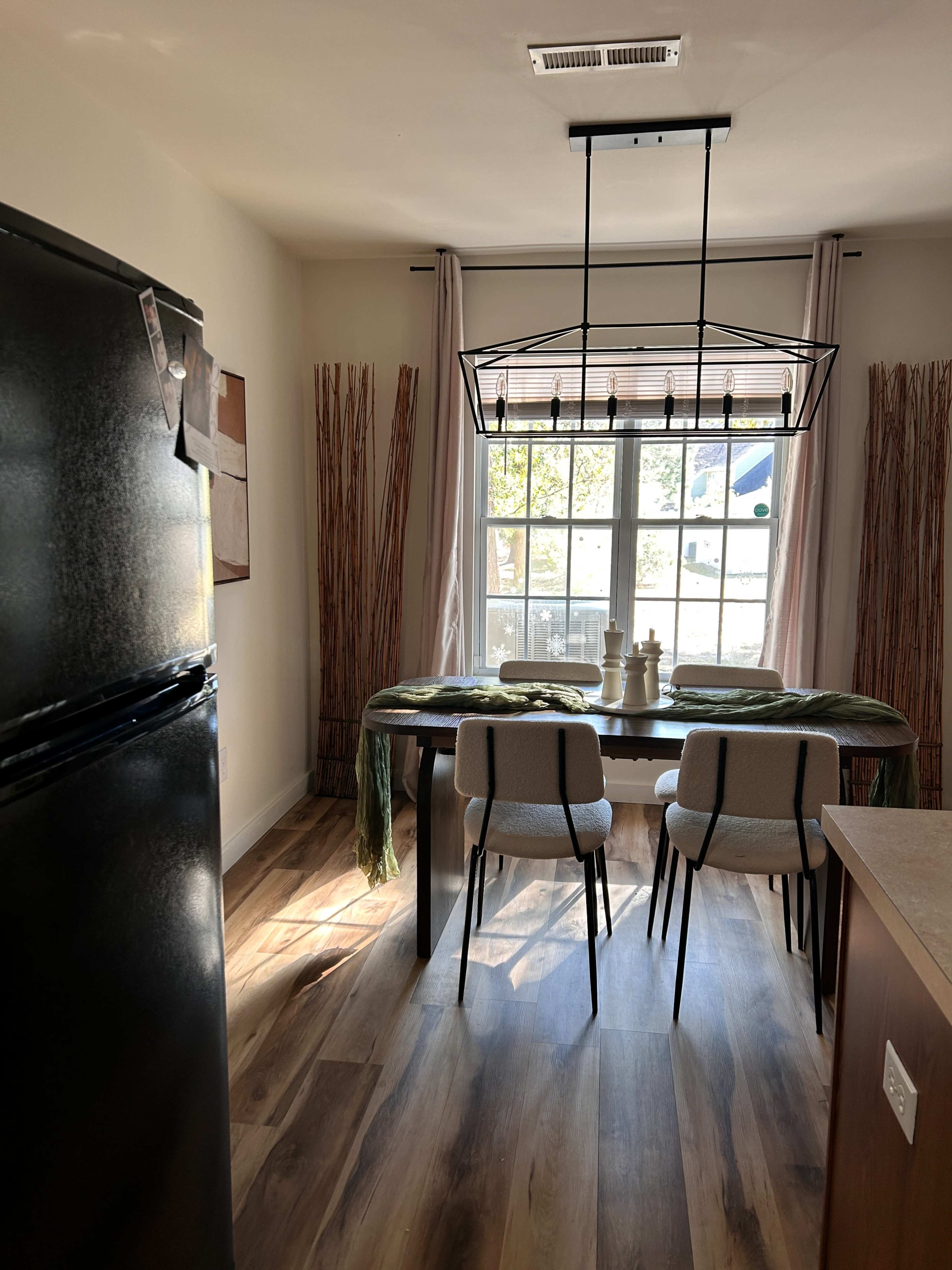 Organic Modern Retreat Near Charleston – Stylish Townhouse with Patio Image in , Charleston, SC
