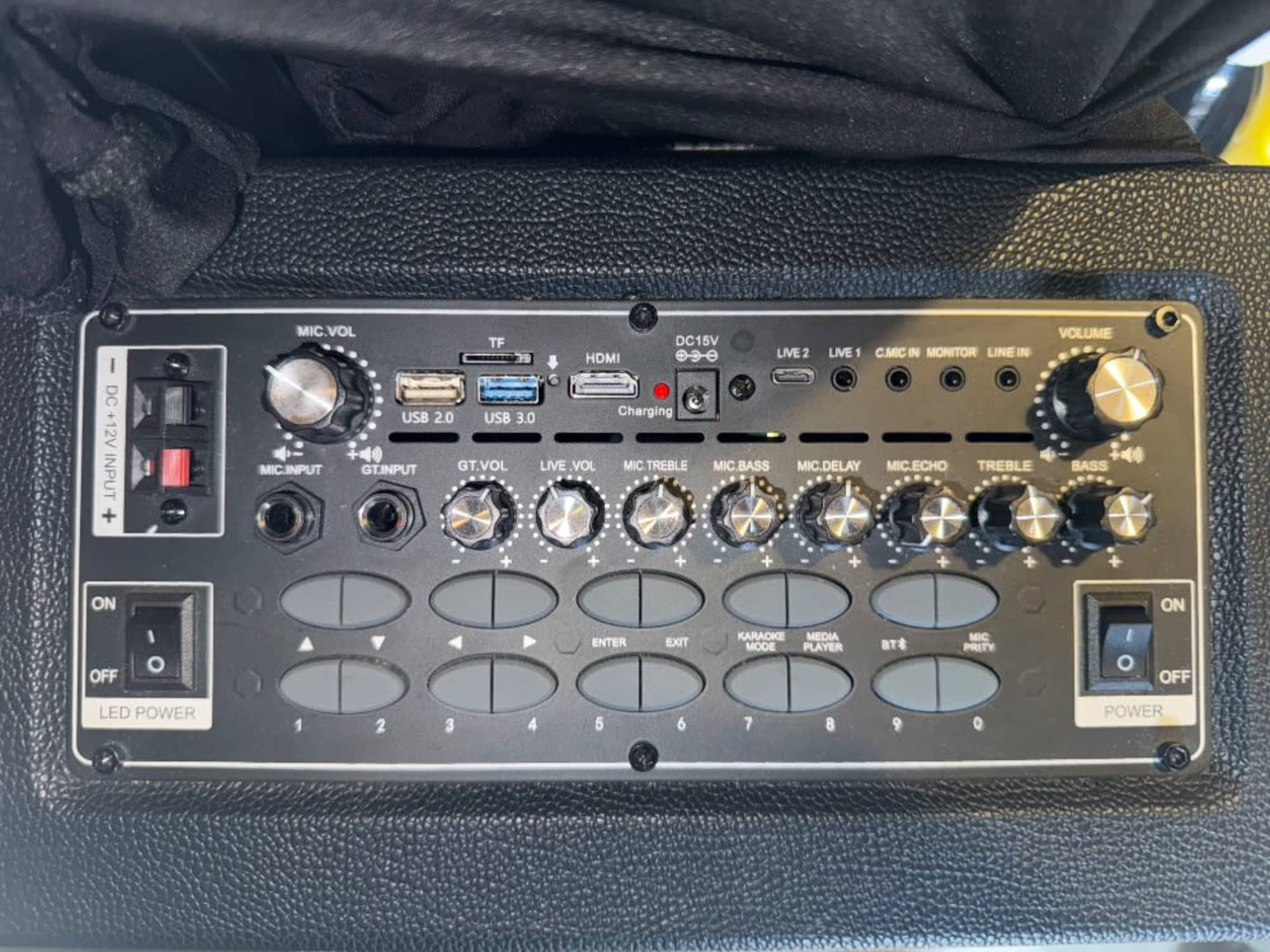 Speaker and microphone set 