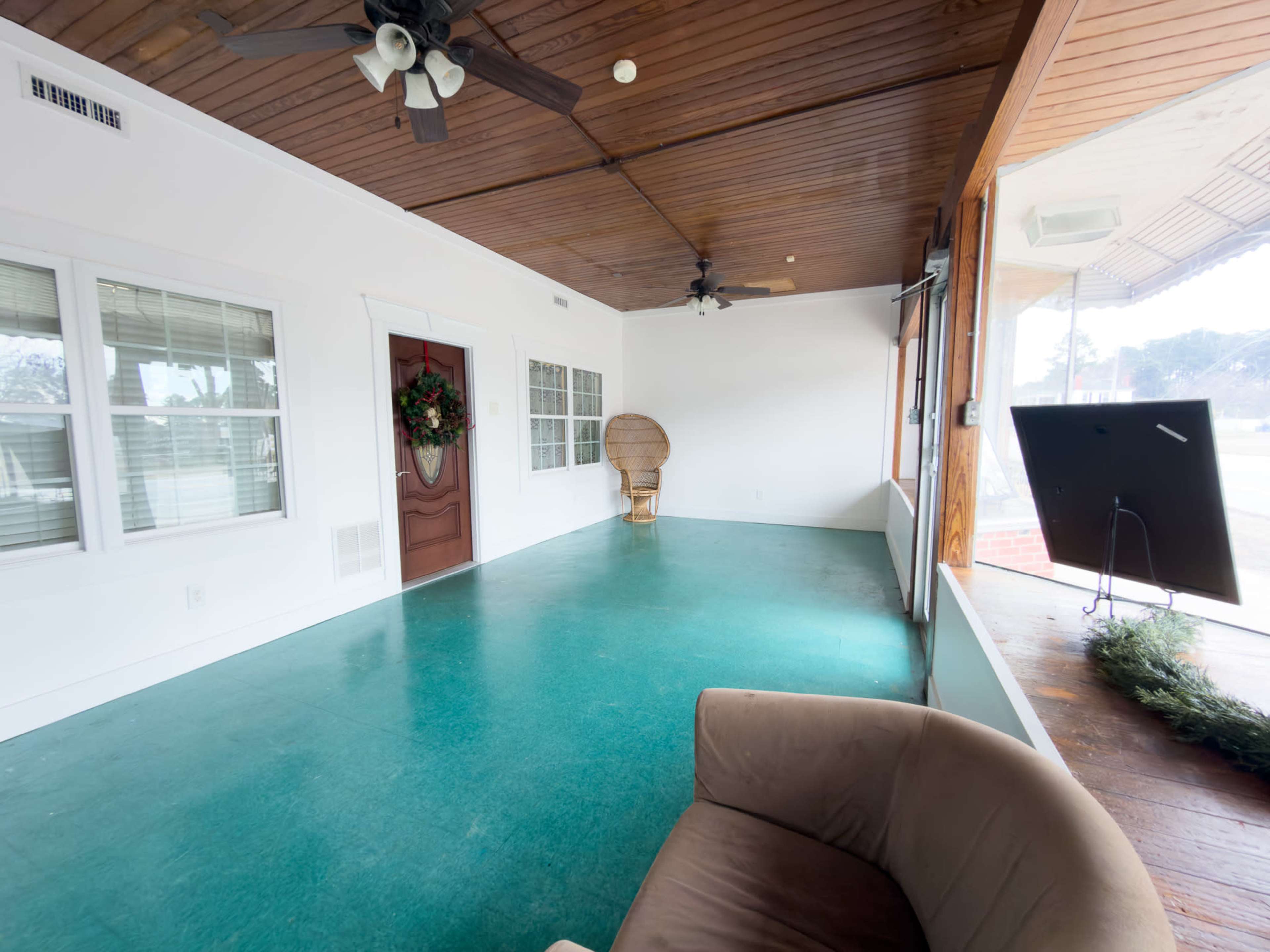 Suburban Unpolished Garage Image in Saratoga, Saratoga, NC