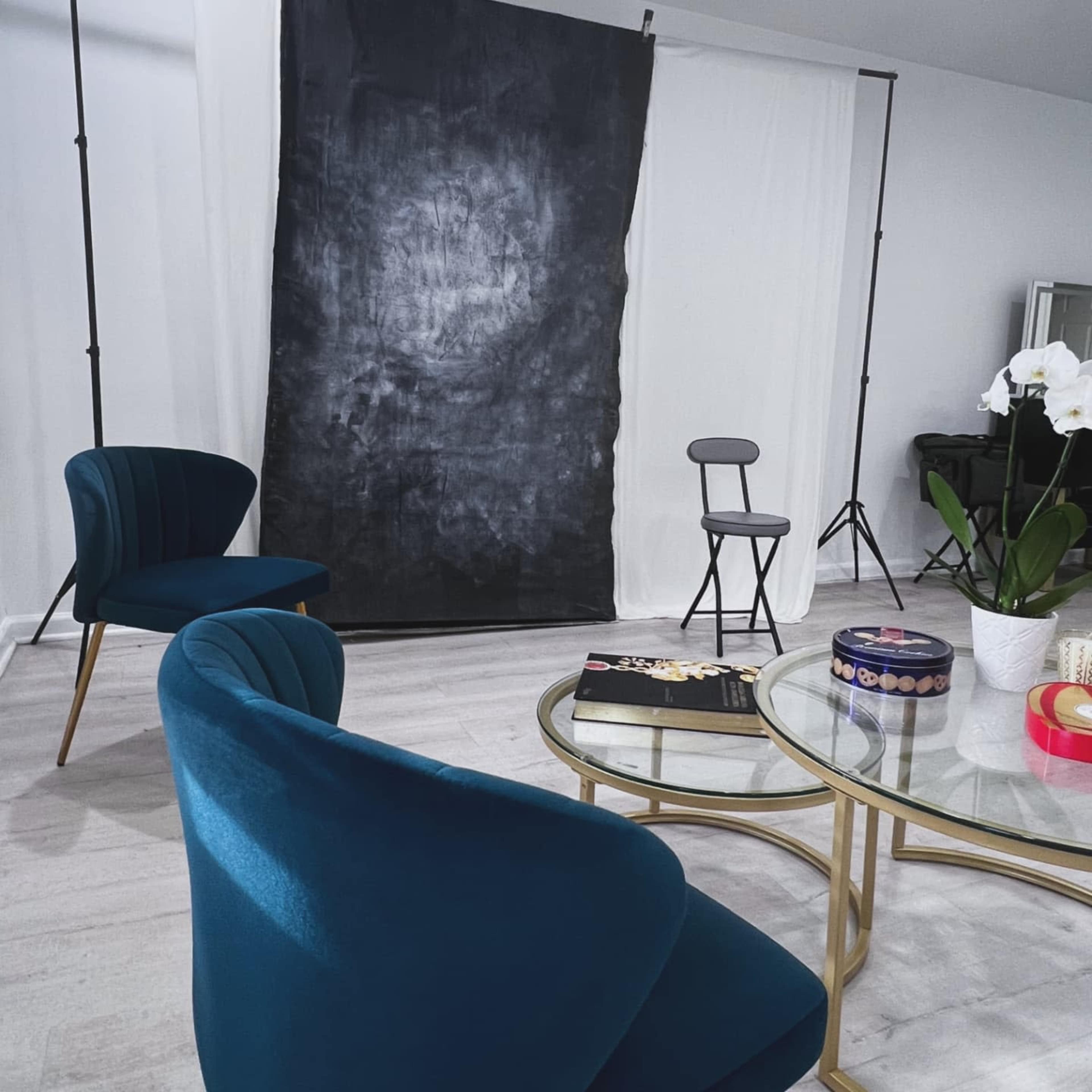 Private Luxury Studio for experienced photographers, with private entrance, 1st floor no steps Image in Merrifield, Falls Church, VA