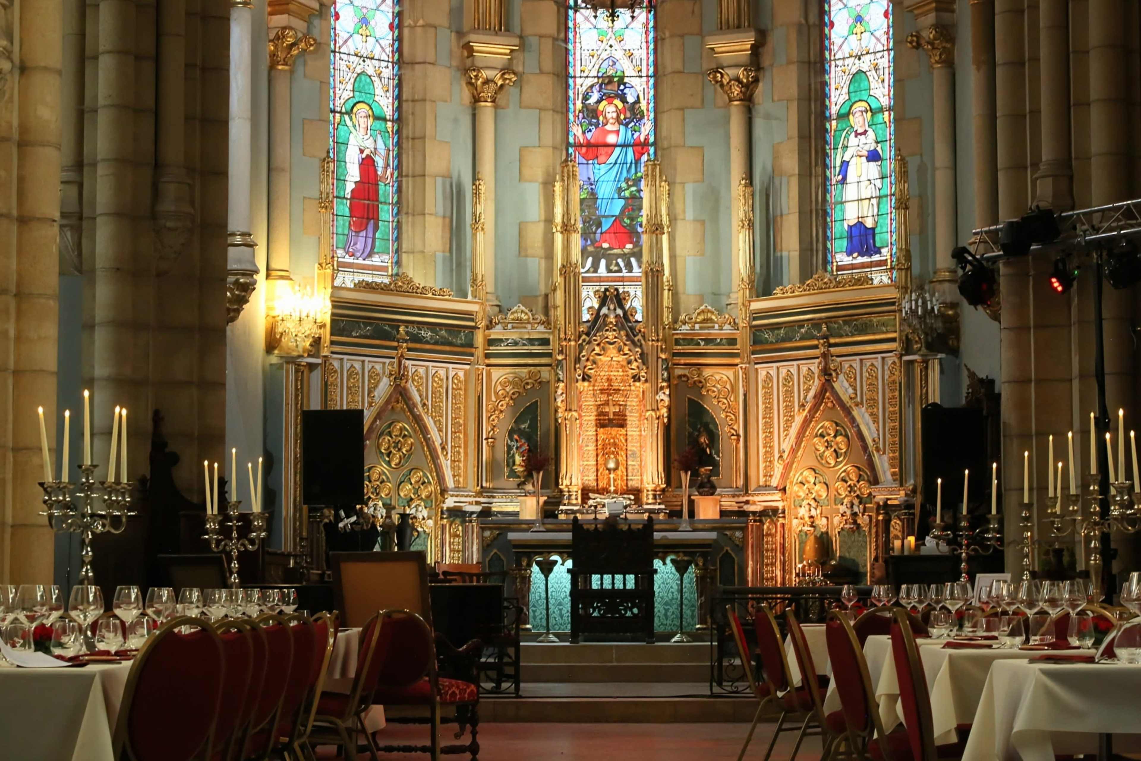 Domaine verdoyant avec chapelles et espaces de réception prestigieux. Image in , Saint Laurent en Brionnais