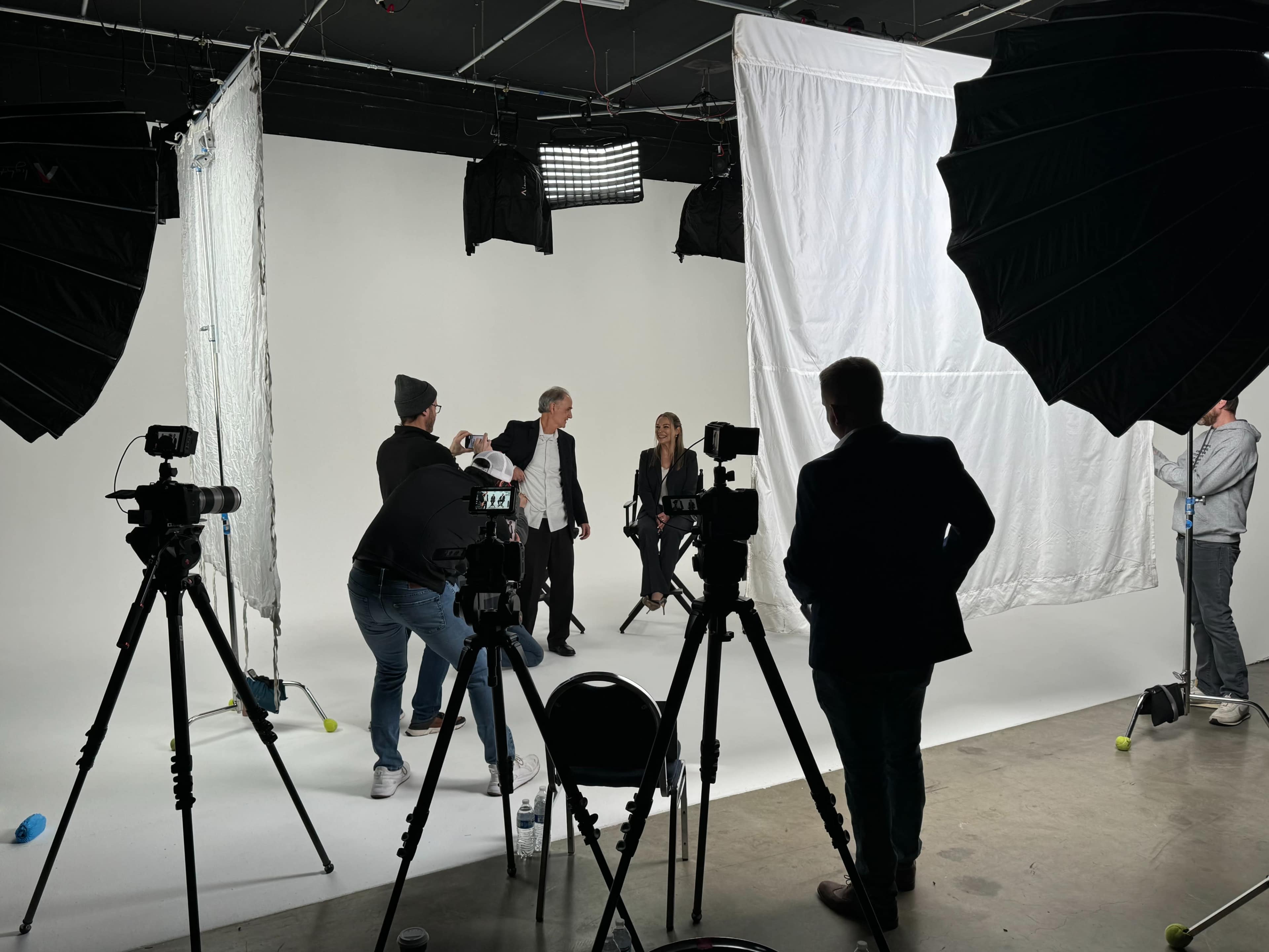 4,000 sqft Professional Video Studio with White Screen & White Cycloramic Screen. Image in Camelback East Village, Phoenix, AZ
