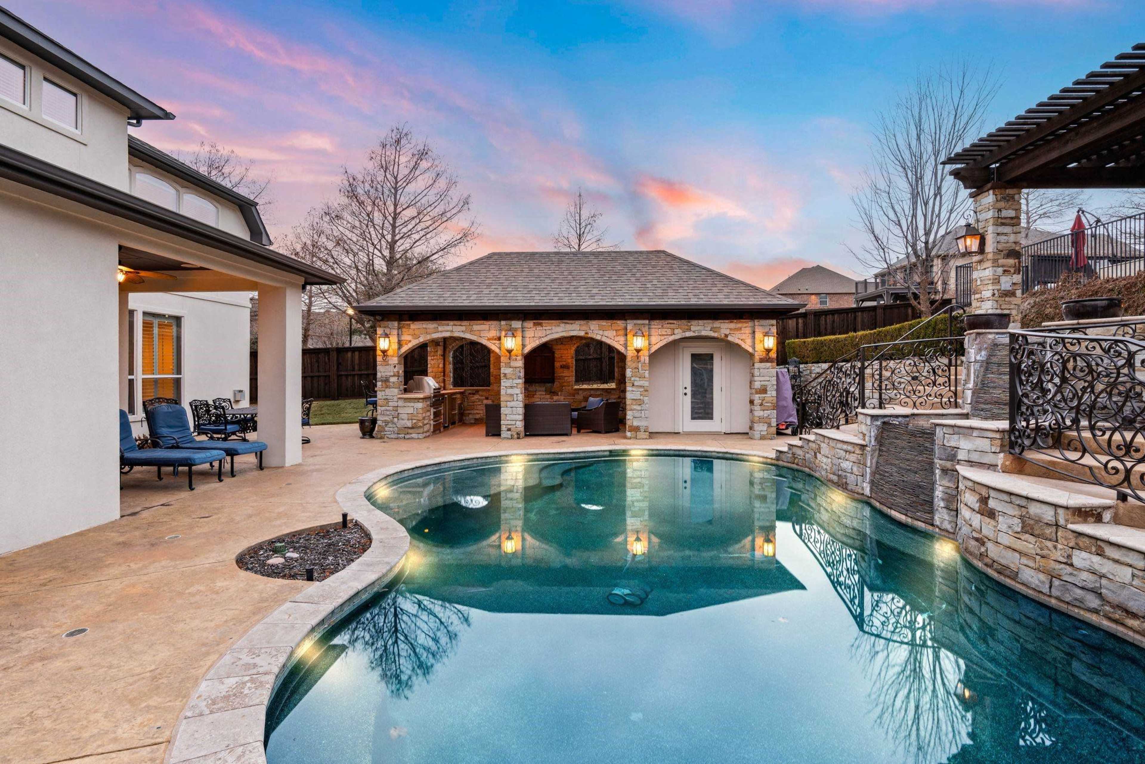 Venetian-style Pool/Spa combination Backyard Image in Heritage, Fort Worth, TX