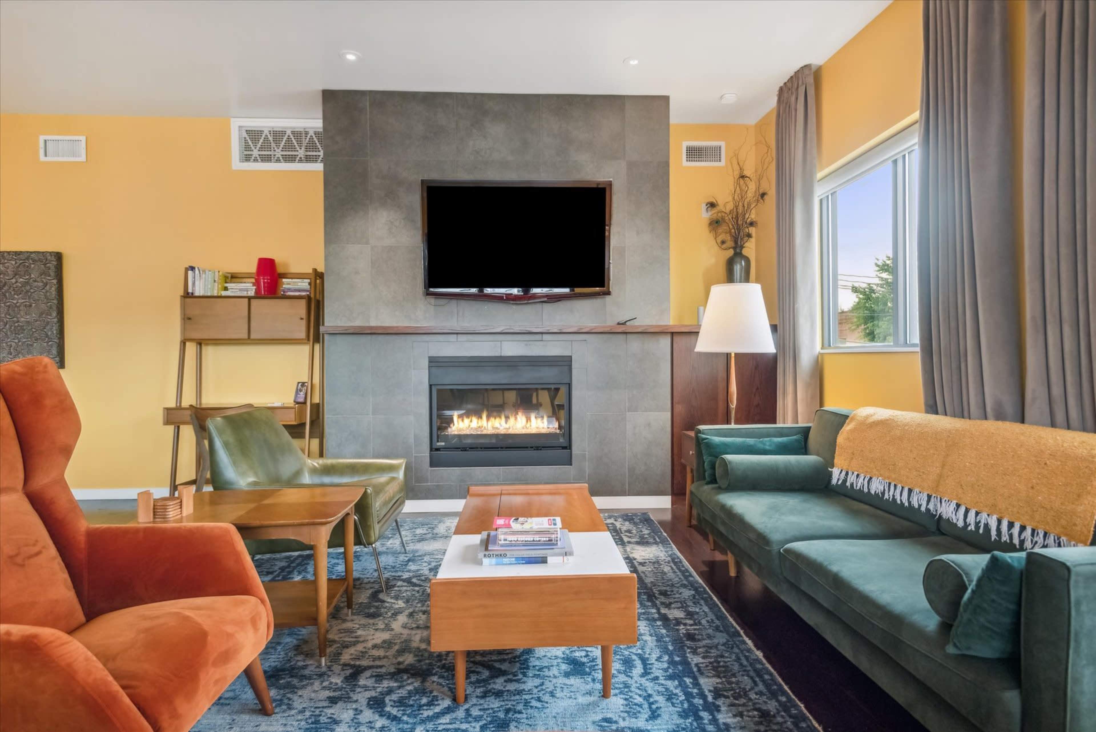 Bright, Stylish Urban Suite with Open Layout in SE Portland Image in Southeast Portland, Portland, OR