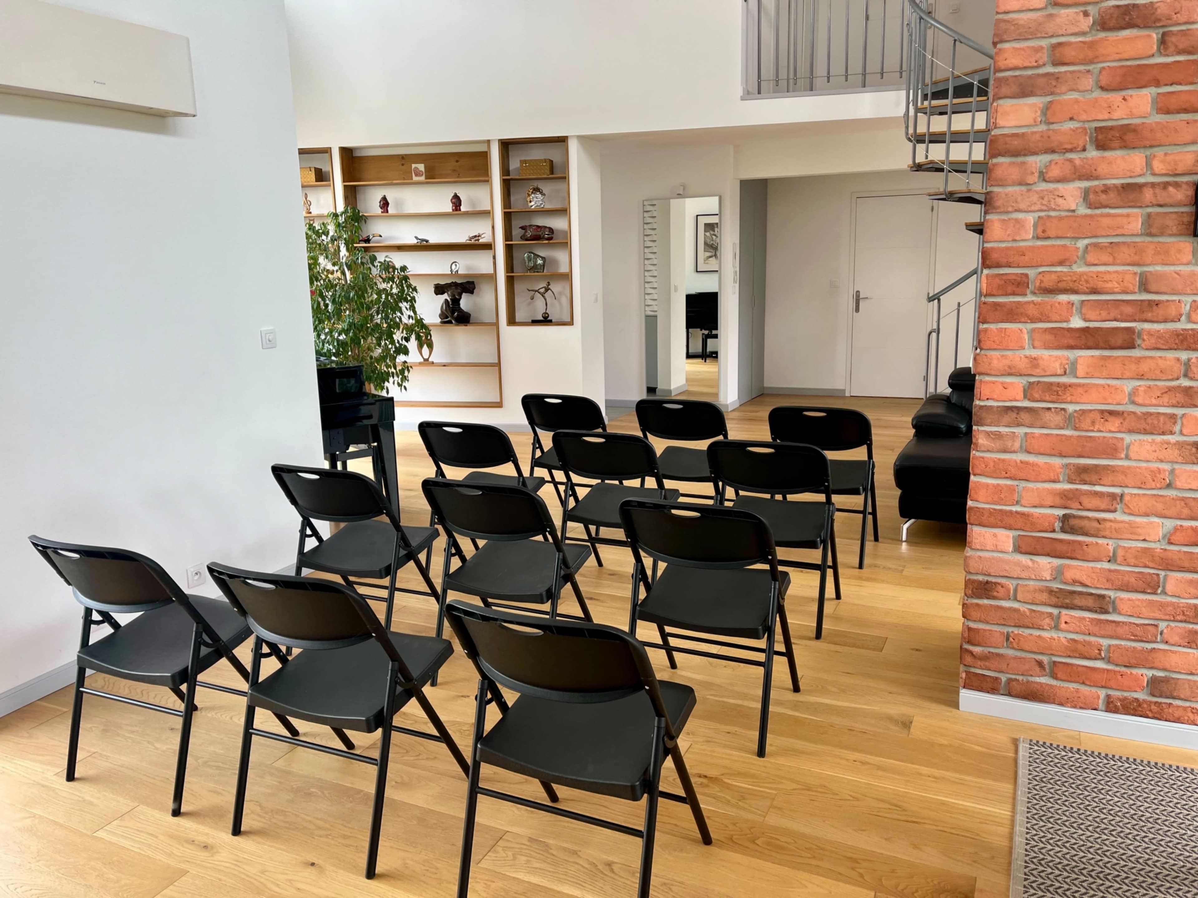 Loft atypique lumineux 6m sous plafond & terrasse Image in , Gennevilliers