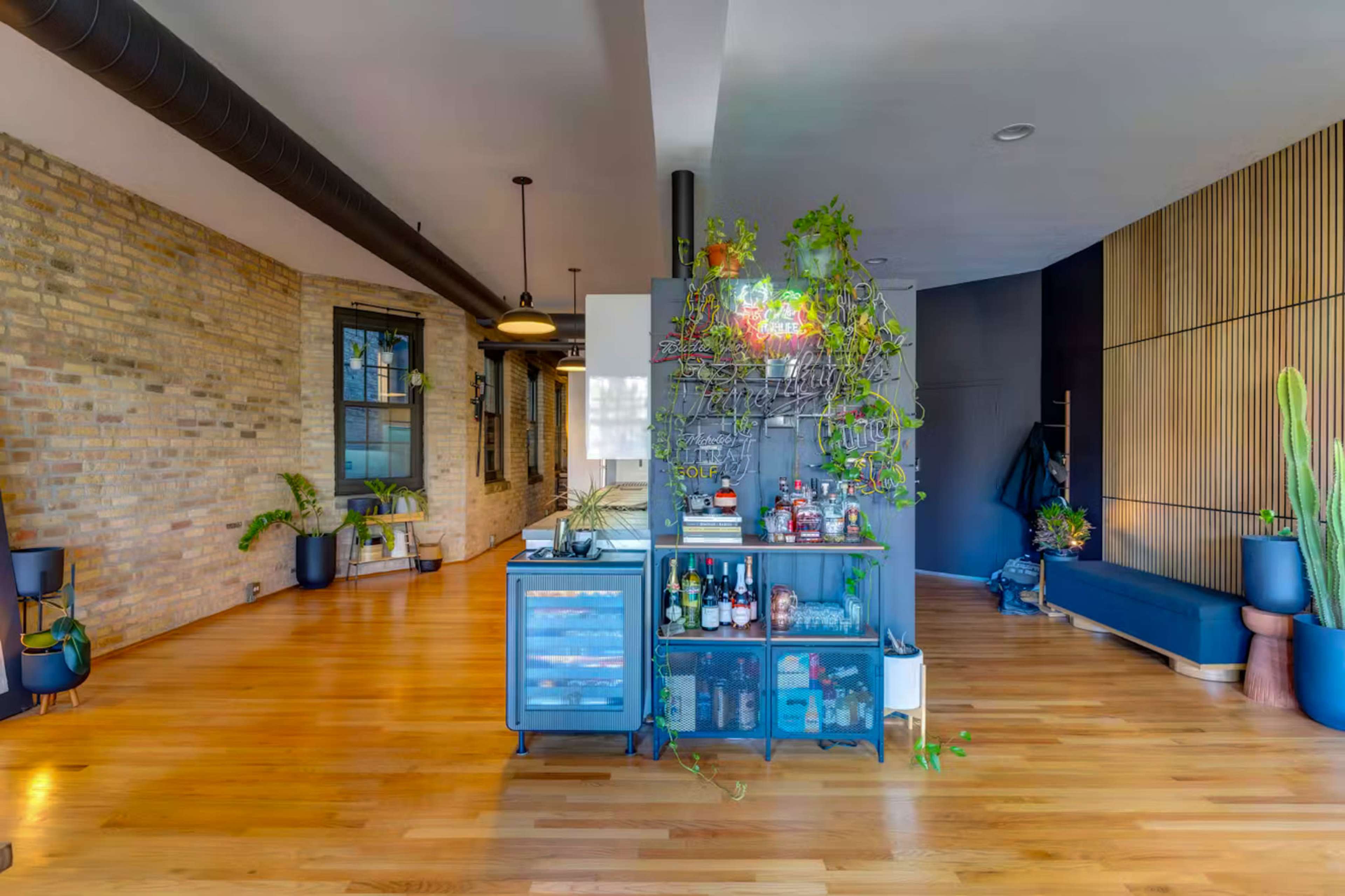 Industrial and Spacious Modern Loft Image in Uptown, Chicago, IL