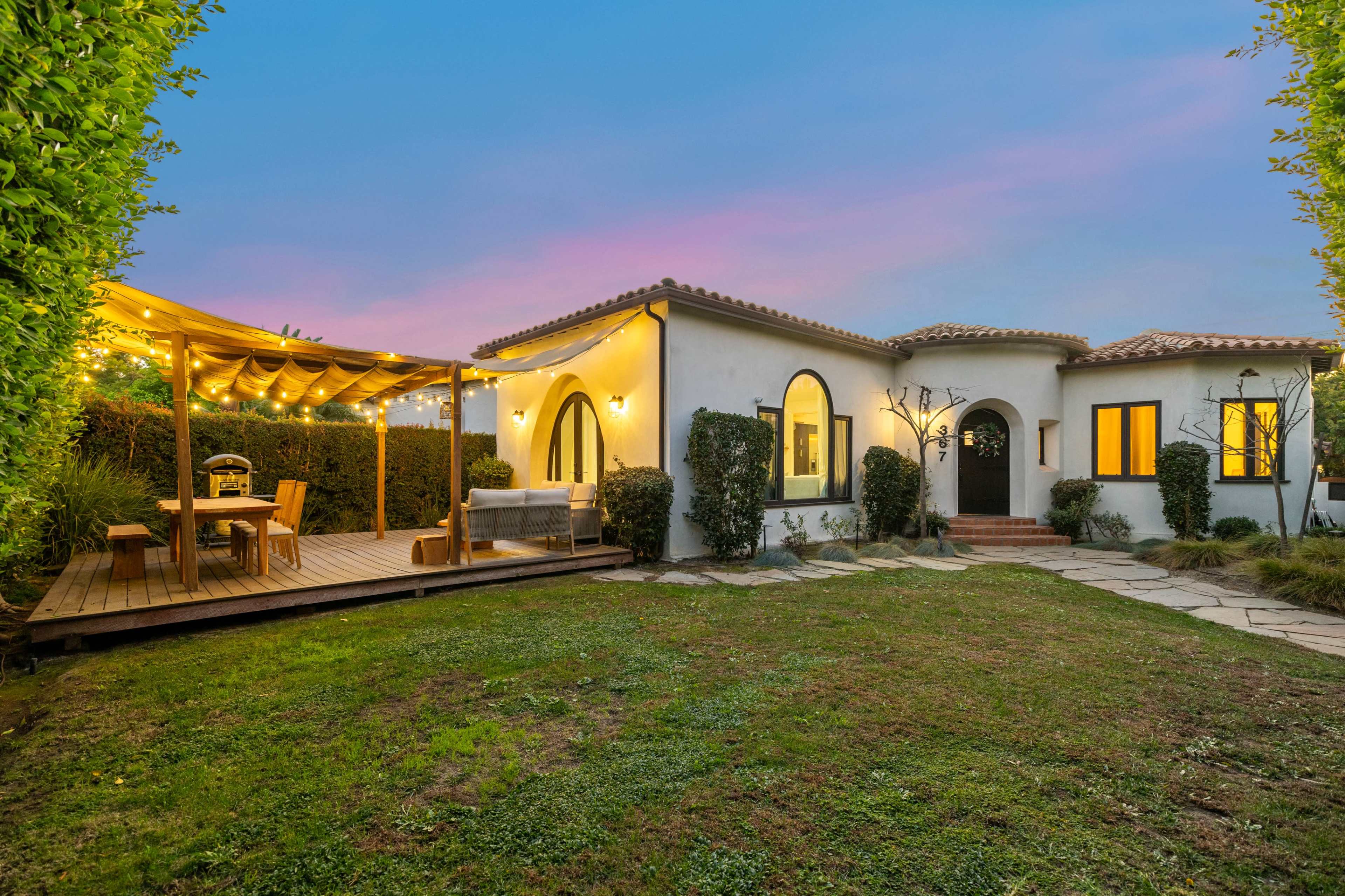 EDINBURGH SPANISH BUNGALOW/ COURTYARD CHARM Image in Beverly Grove, Los Angeles, CA